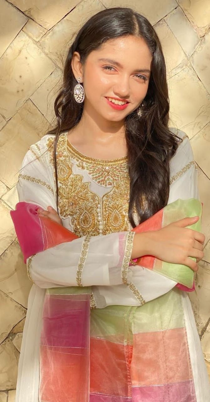 670x1280 Aina Asif Wallpaper