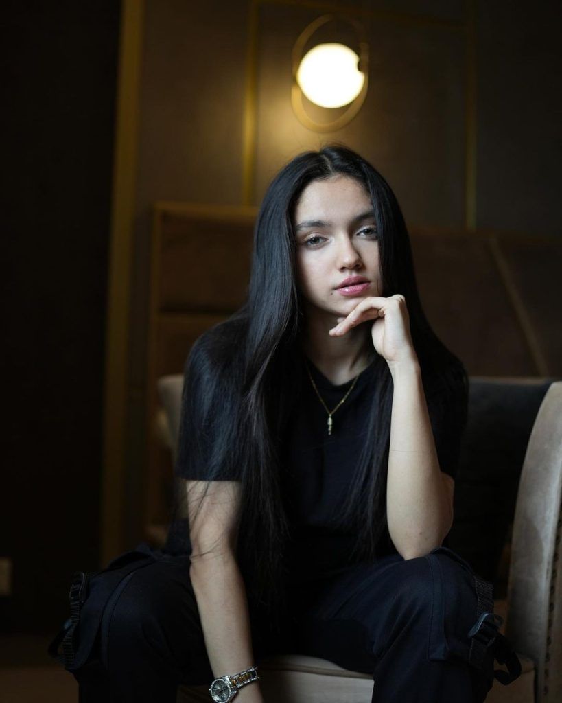 819x1024 Aina Asif Wallpaper