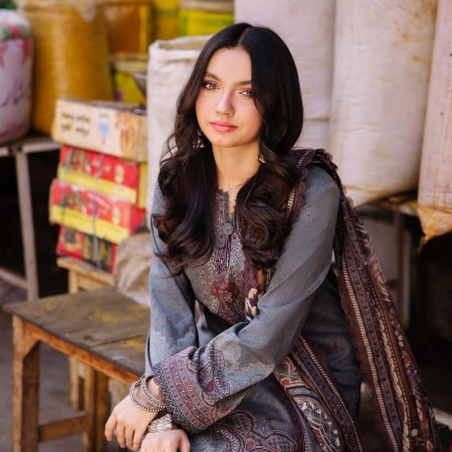 900x900 Aina Asif