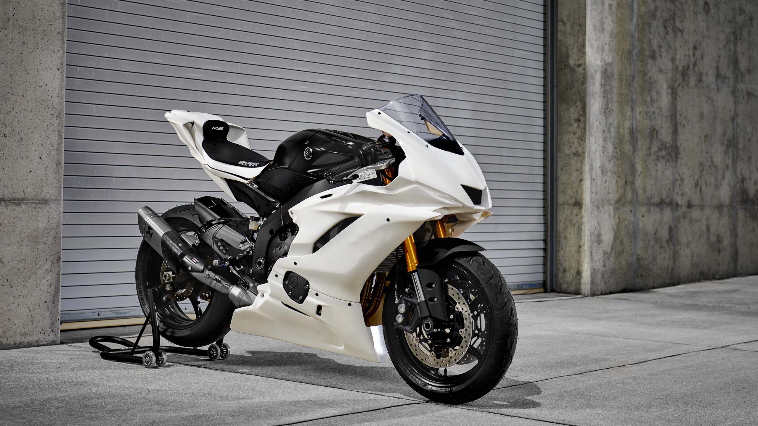 2560x1440 For the Track Only, The Yamaha R6 RACE & Yamaha R6 GYTR & Rubber