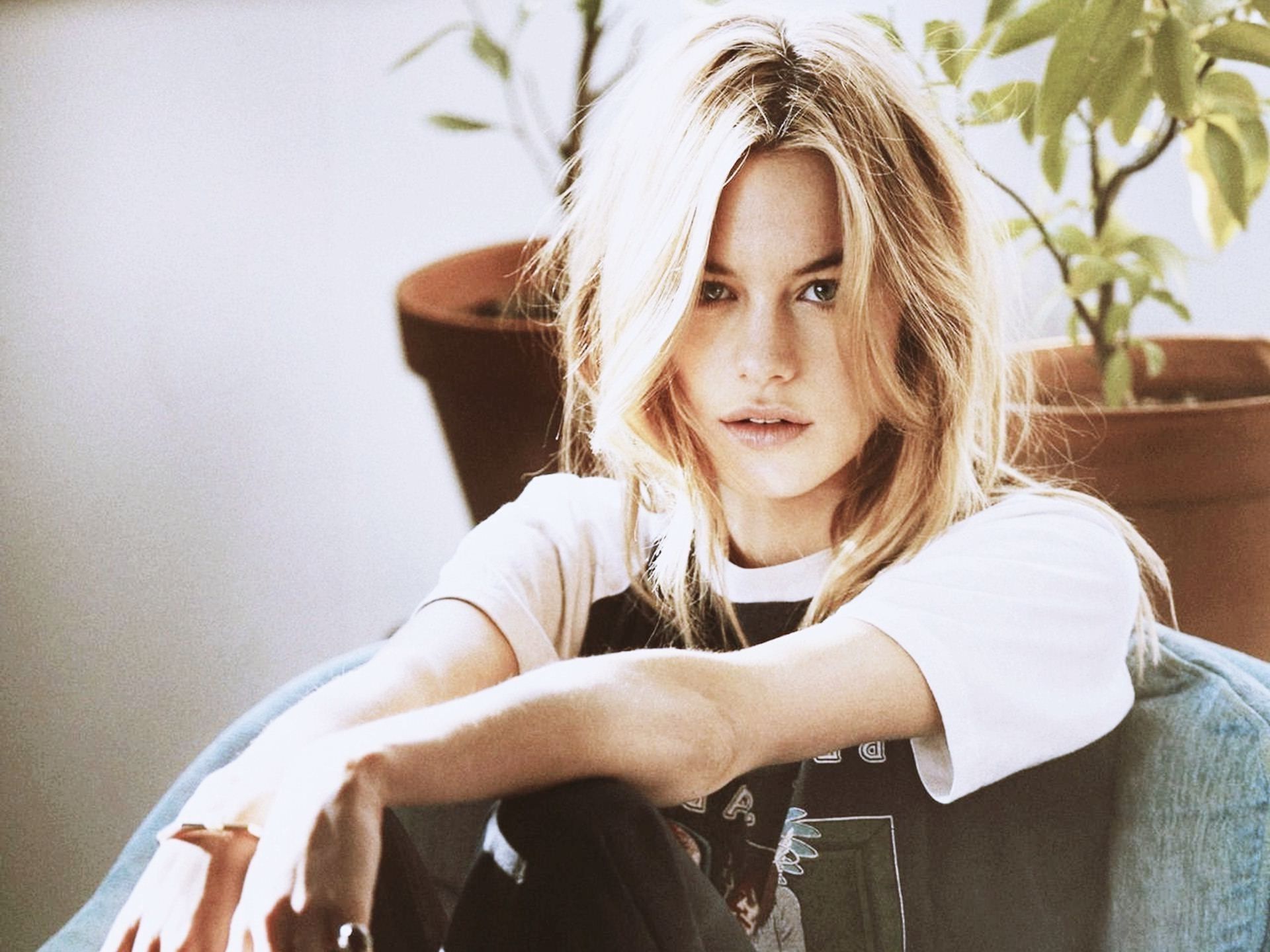 1920x1440 Camille Rowe Wallpaper