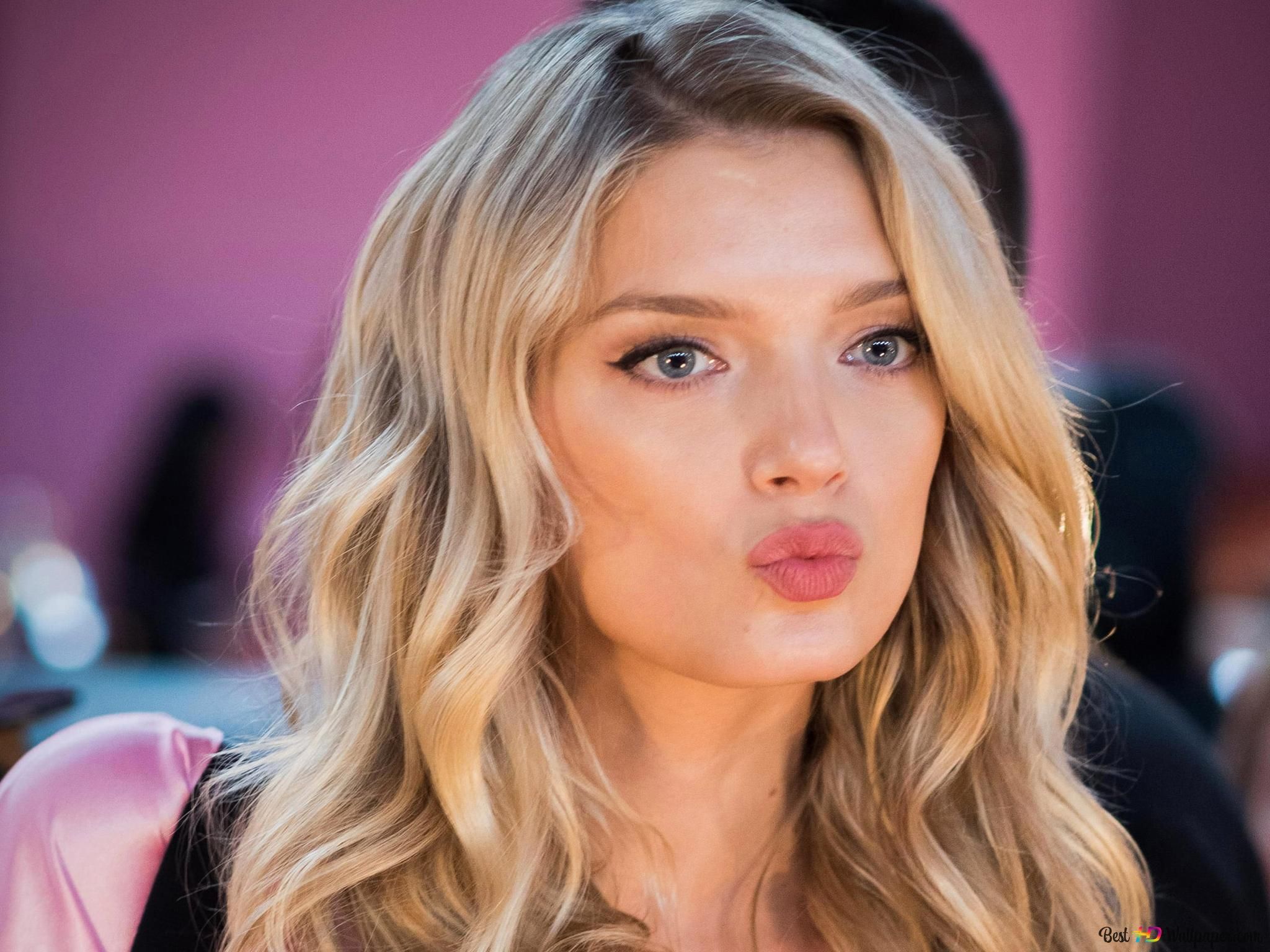 2048x1536 Beautiful model Camille Rowe kiss pose 2K wallpaper download