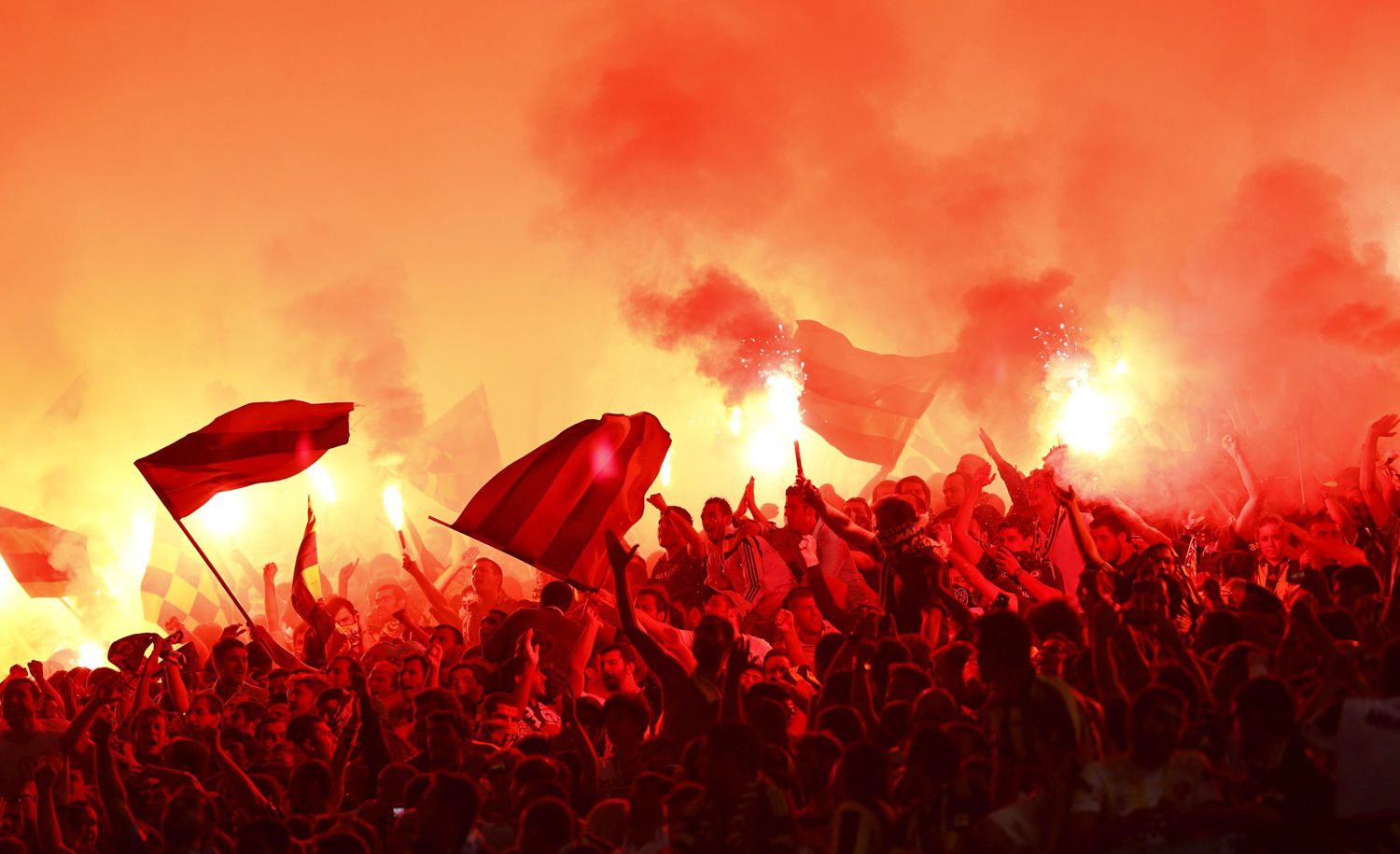 1500x915 Fans' flares at soccer match in Turkey create an eerie scene