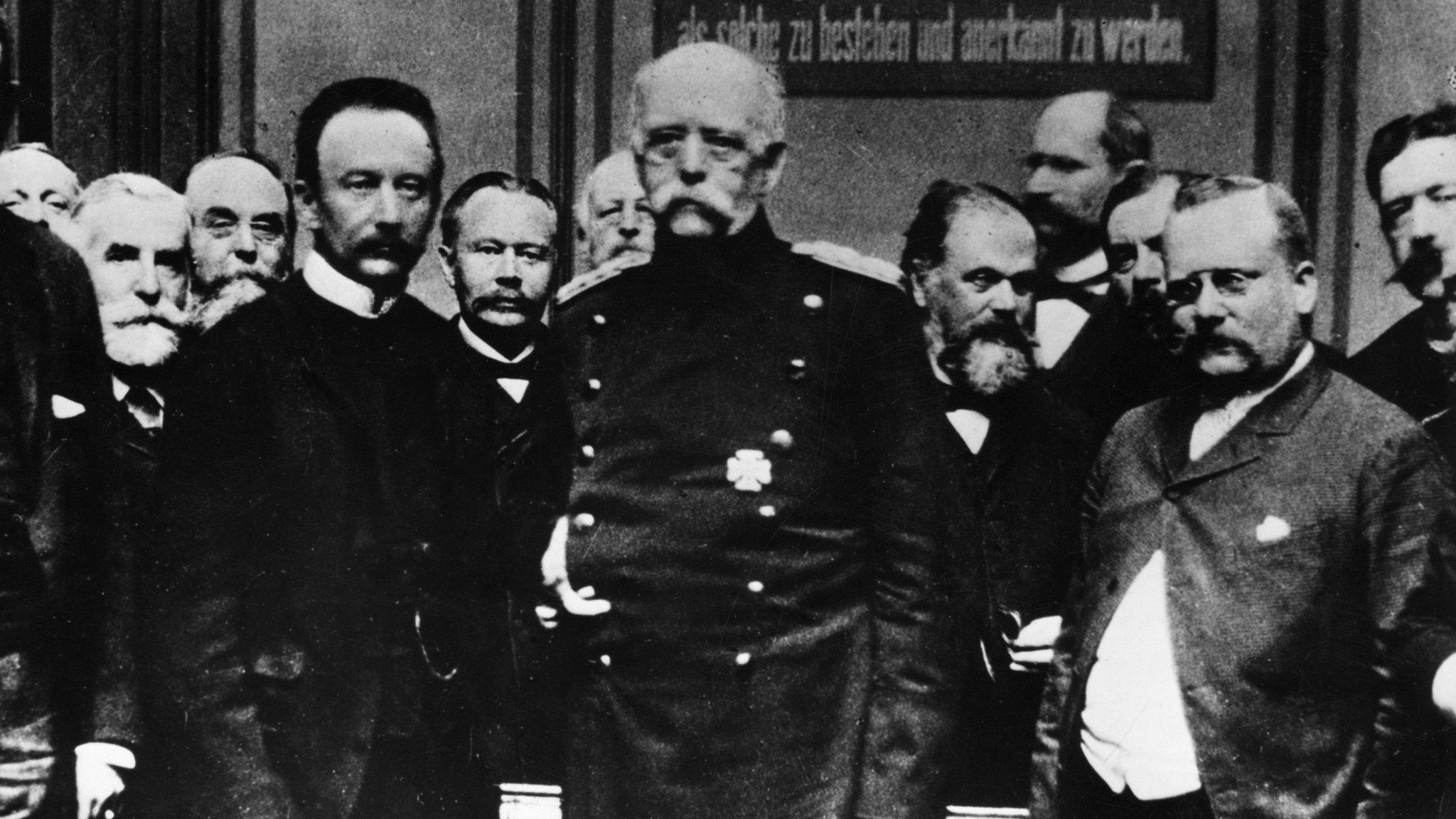 2048x1152 Otto von Bismarck with members of the Reichstag, 1889