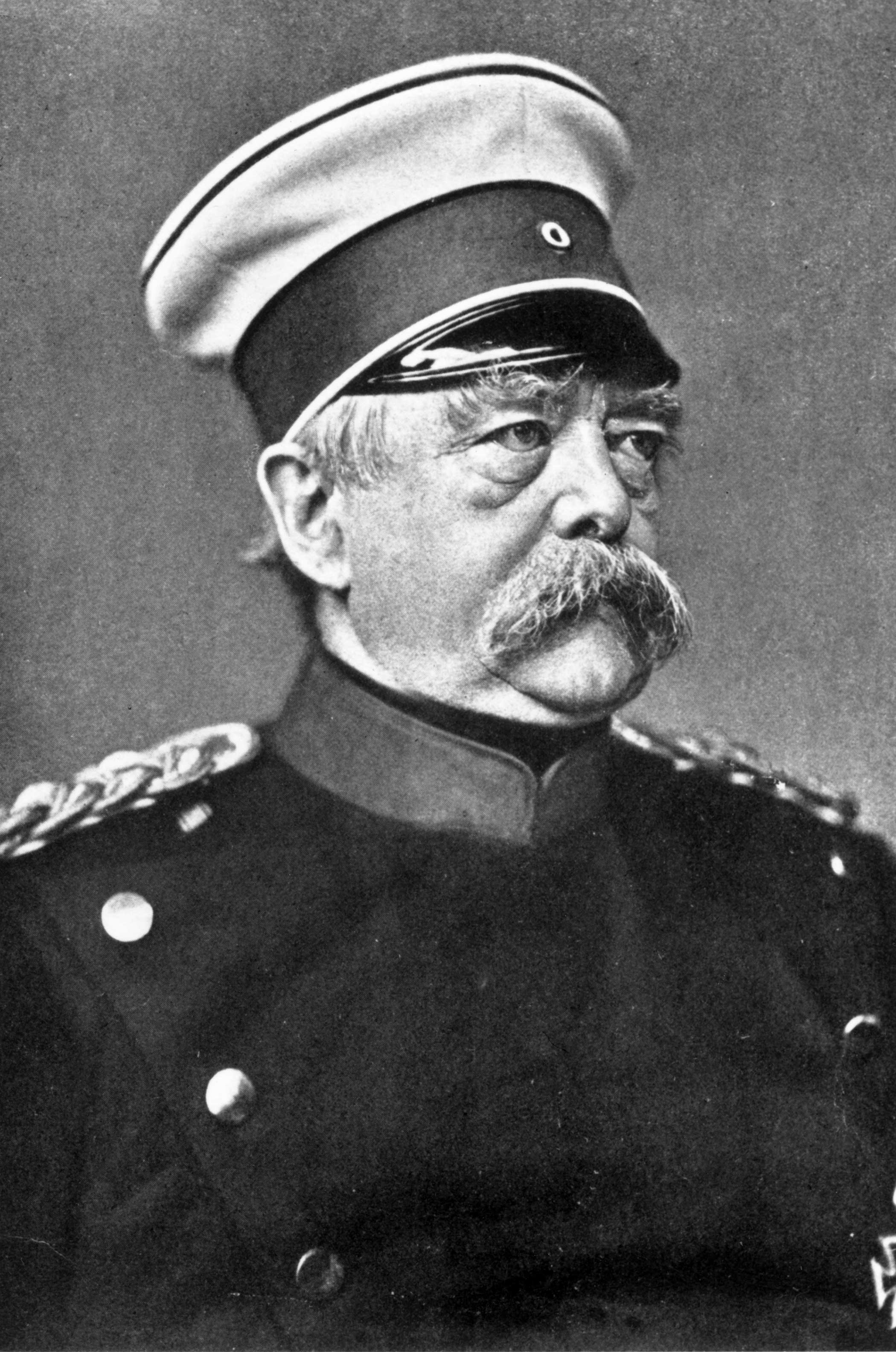 2100x3167 Bismarck Necklace golden