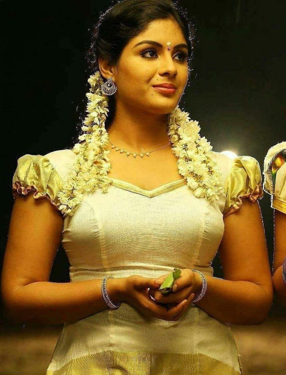 1000x1312 Samyuktha Menon Wallpaper