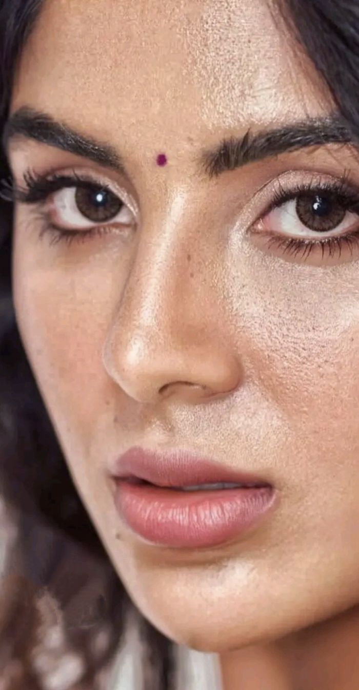 700x1344 Samyukta Menon