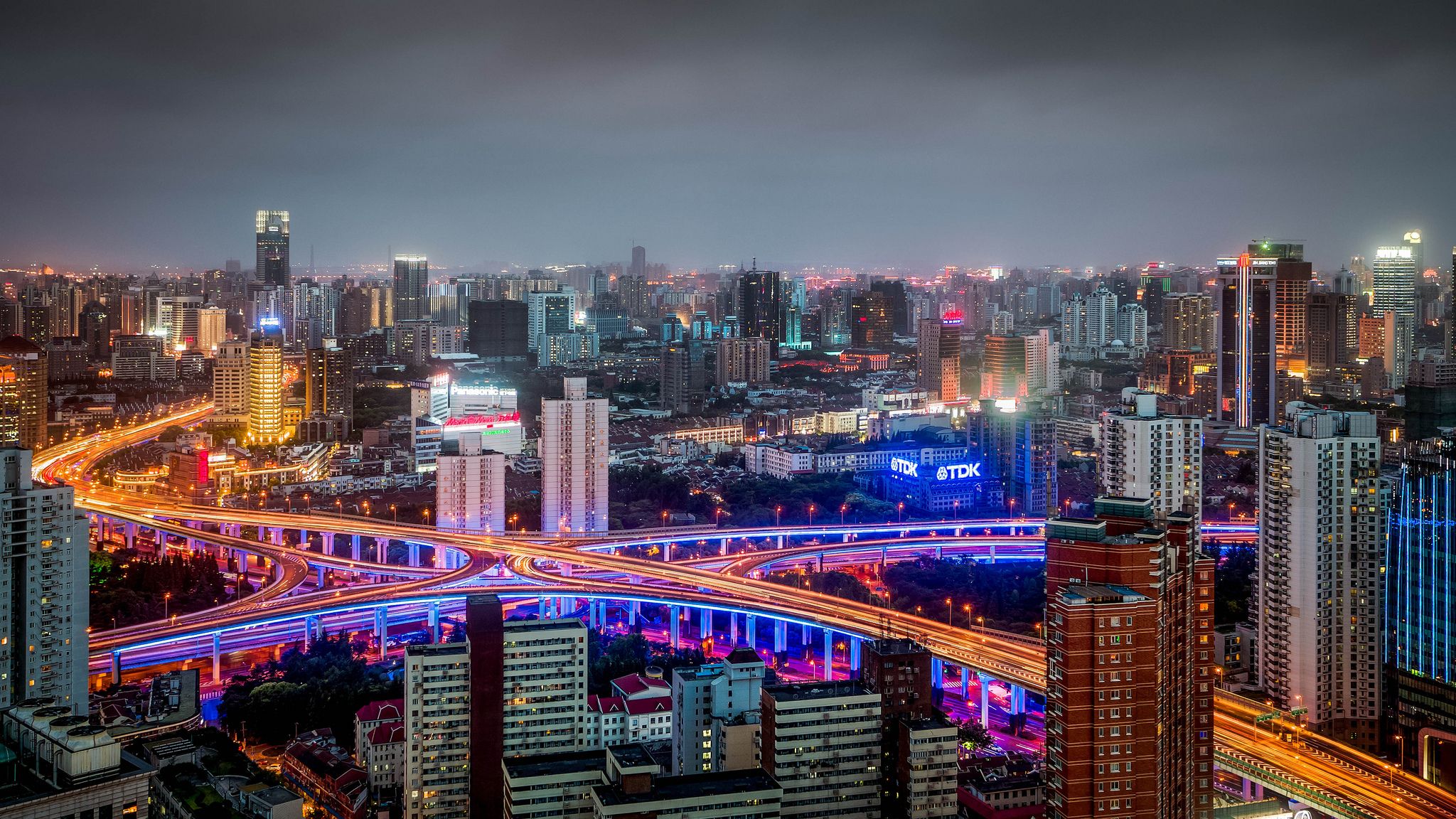 2048x1152 Shanghai Huangpu Nightscape: Vibrant City Roads & Skyline Panorama HD Wallpaperx1152