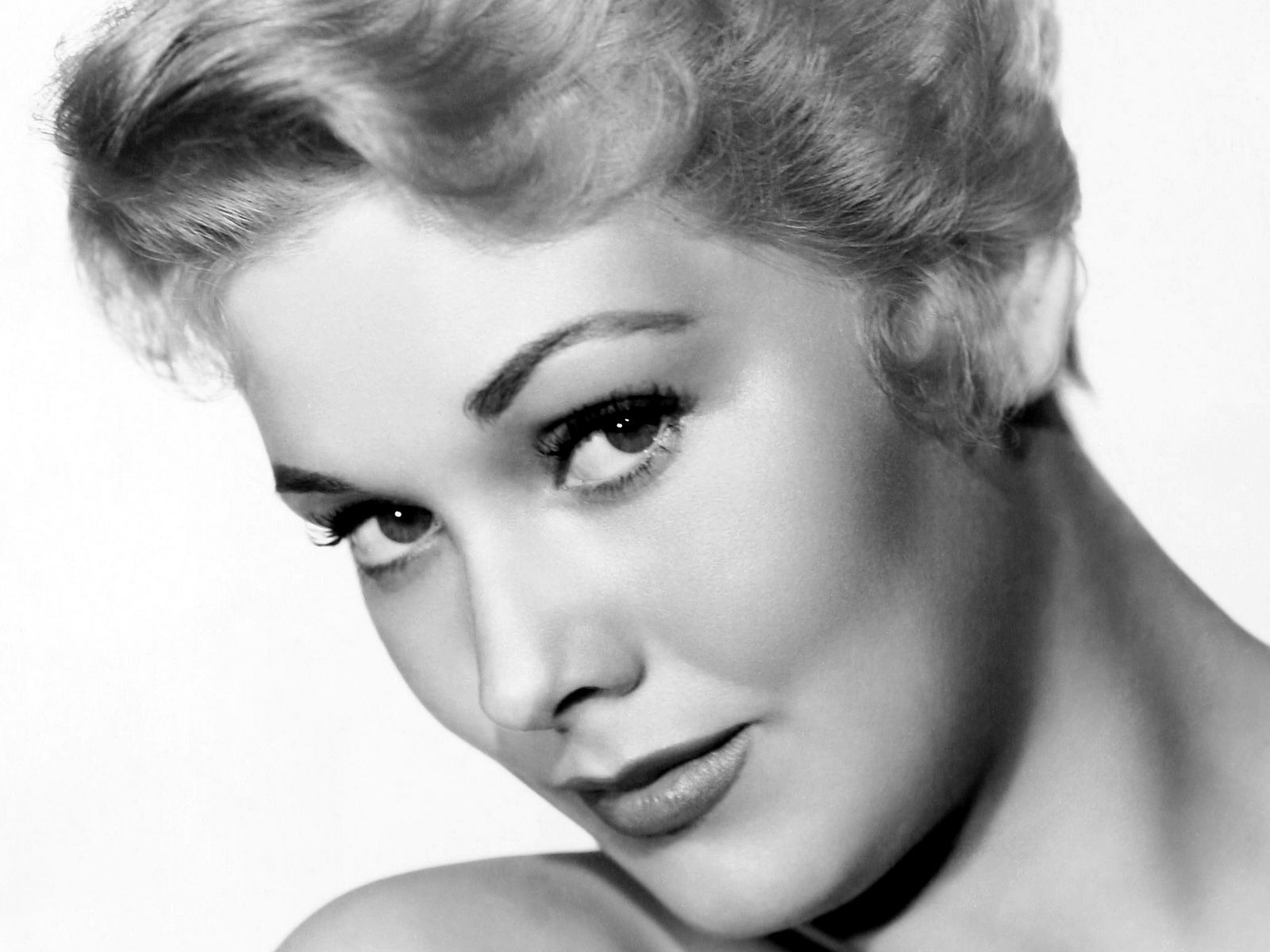 1600x1200 Kim Novak Wallpaper