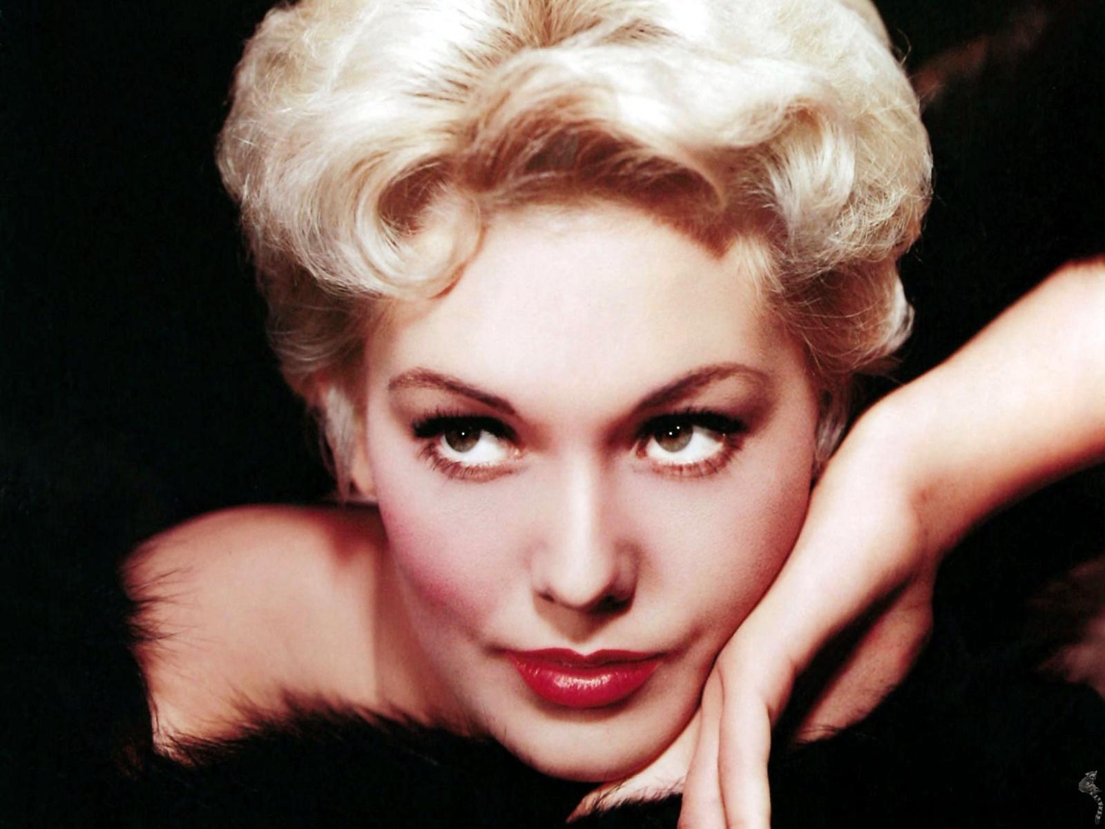 1600x1200 Kim Novak Wallpaper