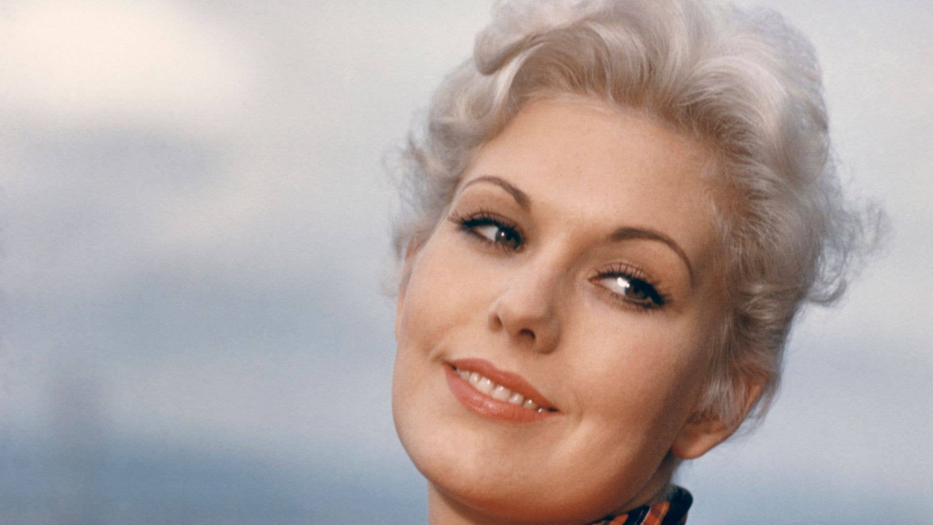 1920x1080 Golden Age Hollywood actress unveils glamorous transformation
