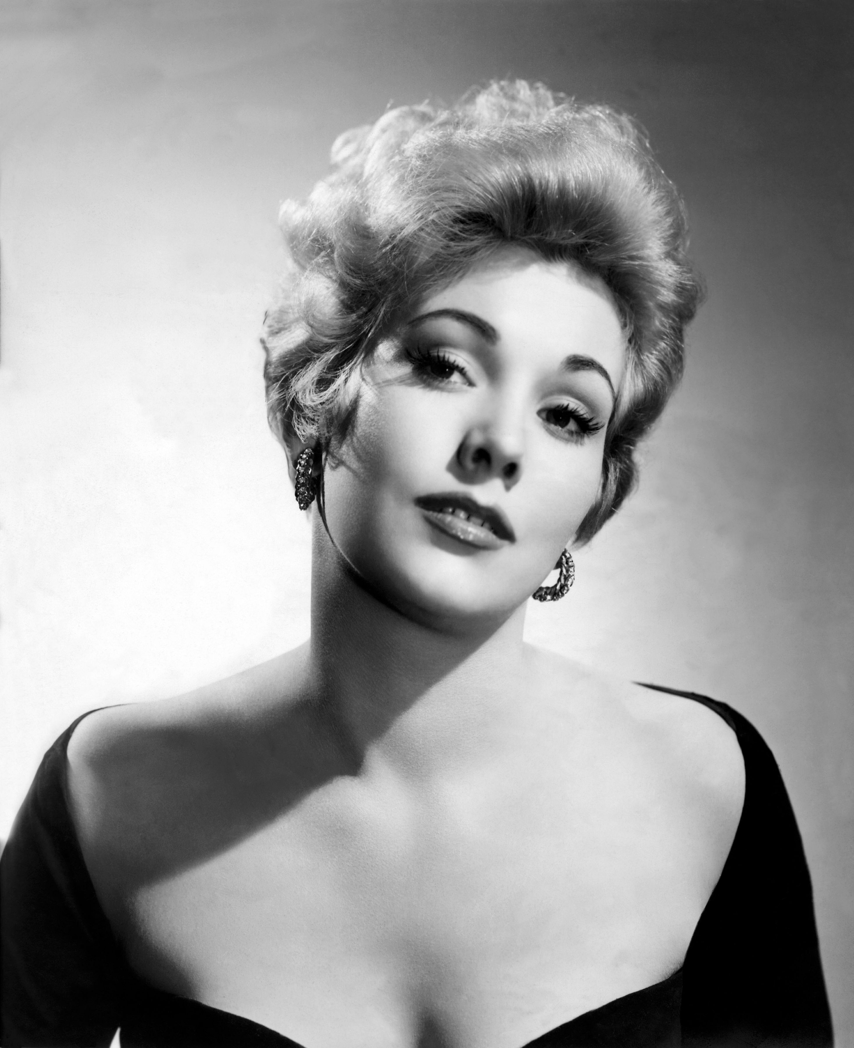 2934x3600 Kim Novak Annex