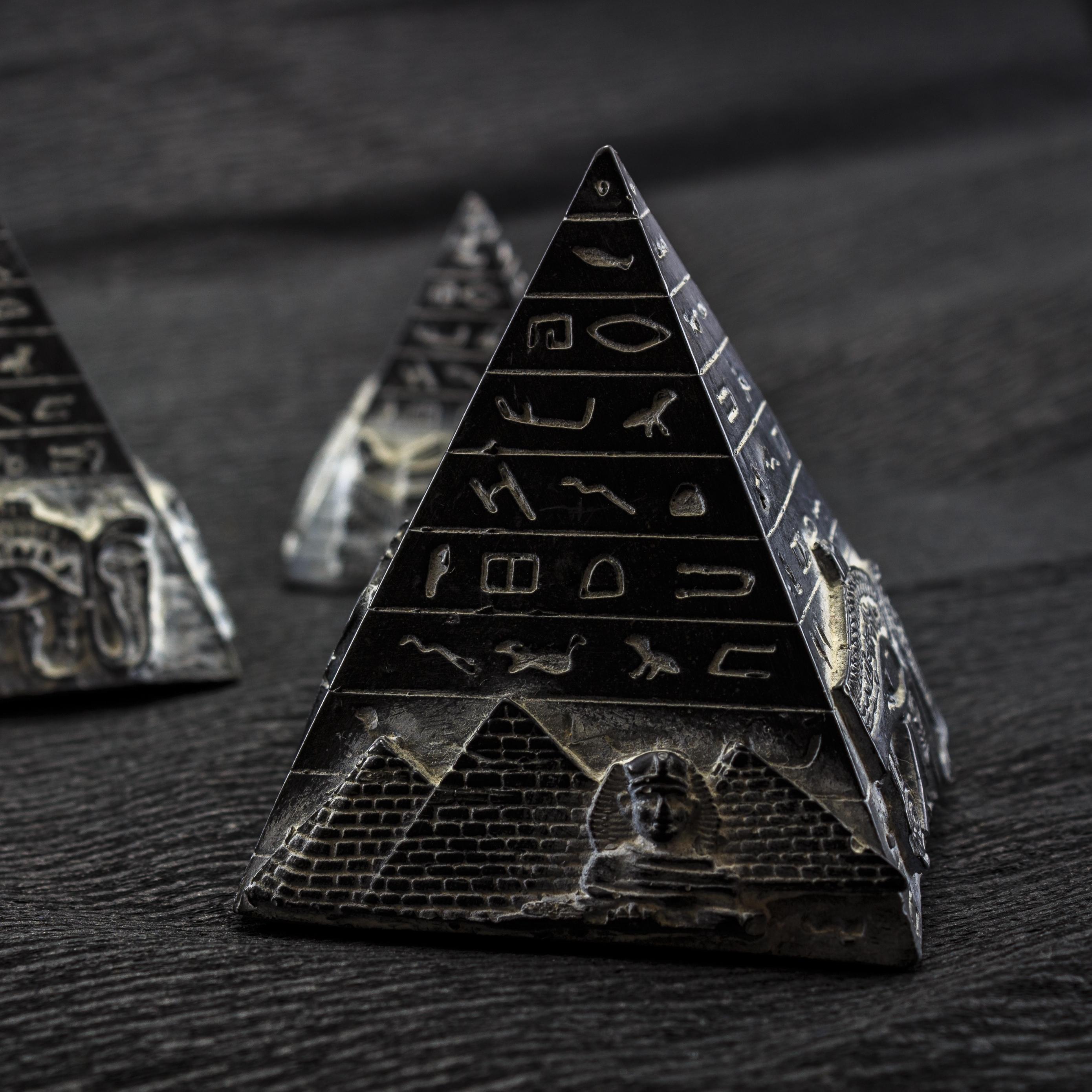 2780x2780 Black Pyramid Wallpaper