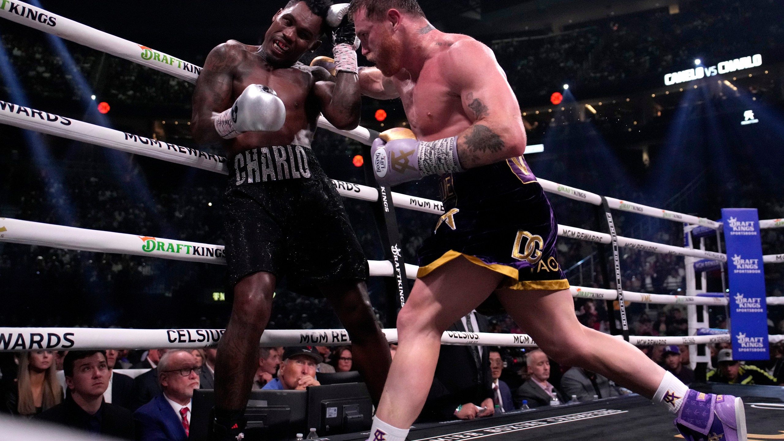 2560x1440 Alvarez thoroughly dominates Charlo to win
