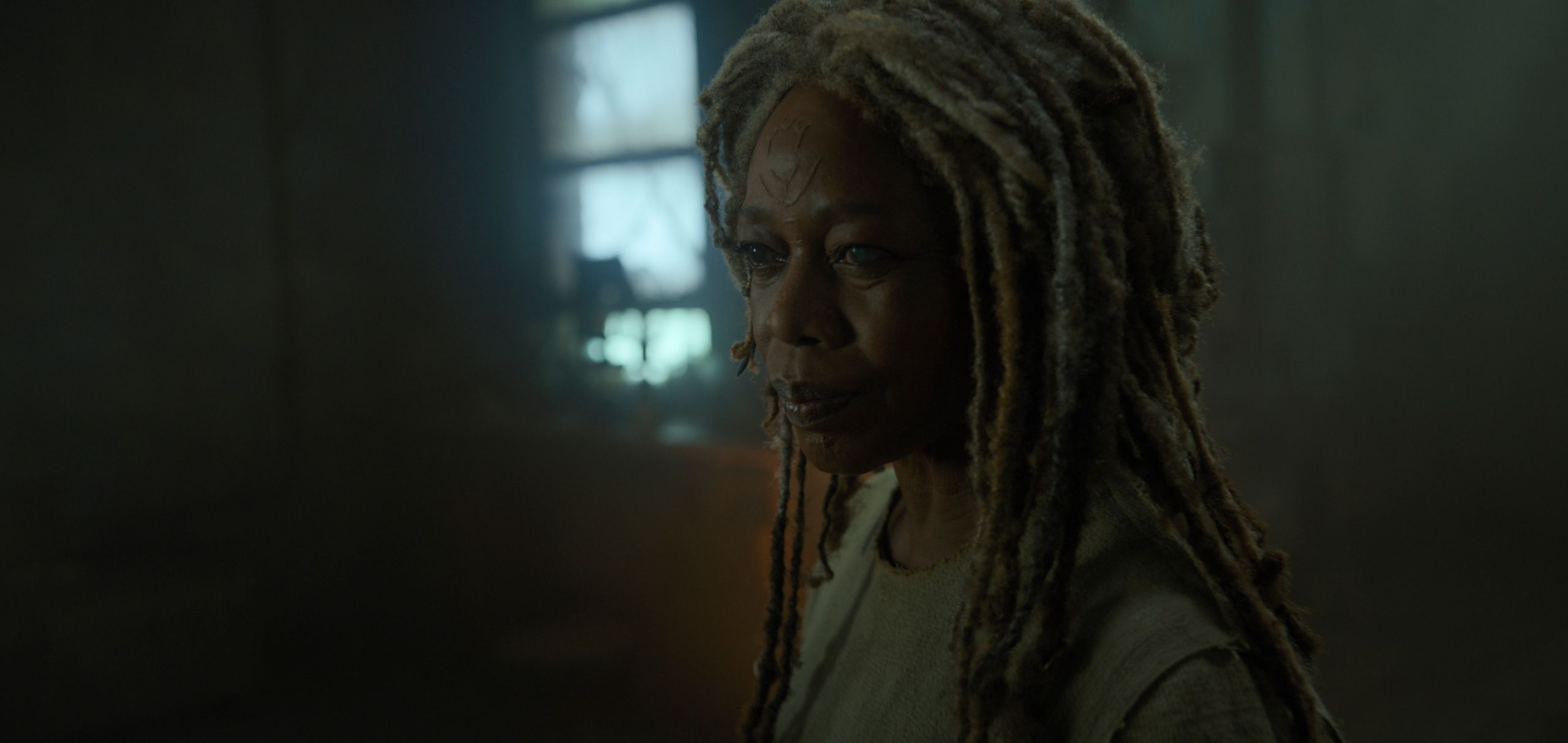2560x1213 Alfre Woodard Wallpaper