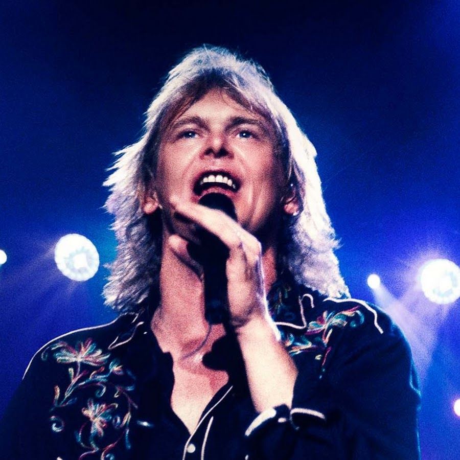 900x900 John Farnham
