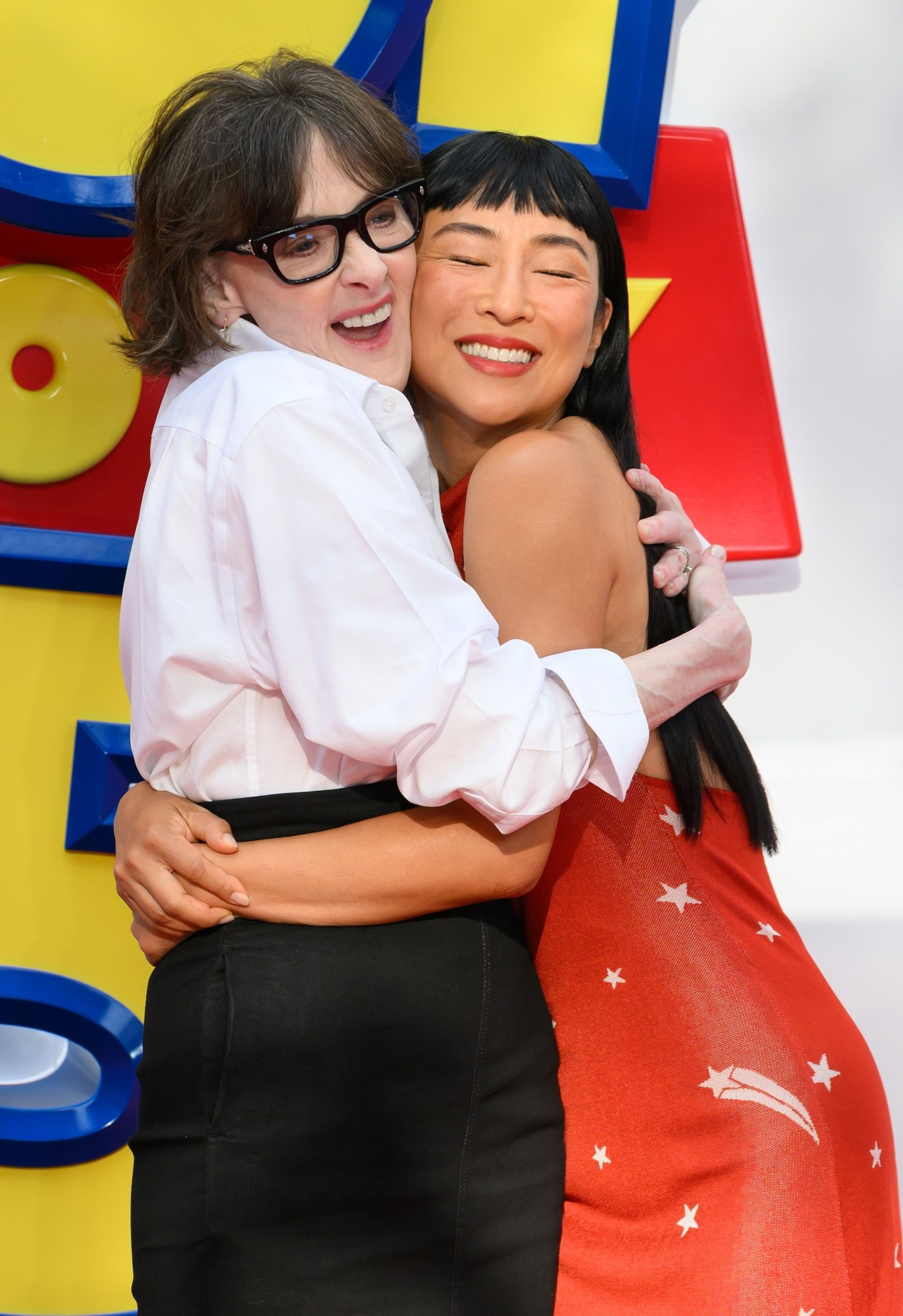 2108x3072 Joan Cusack makes 1st red carpet appearance in 11 years at 'Toy Story 5' London premiere