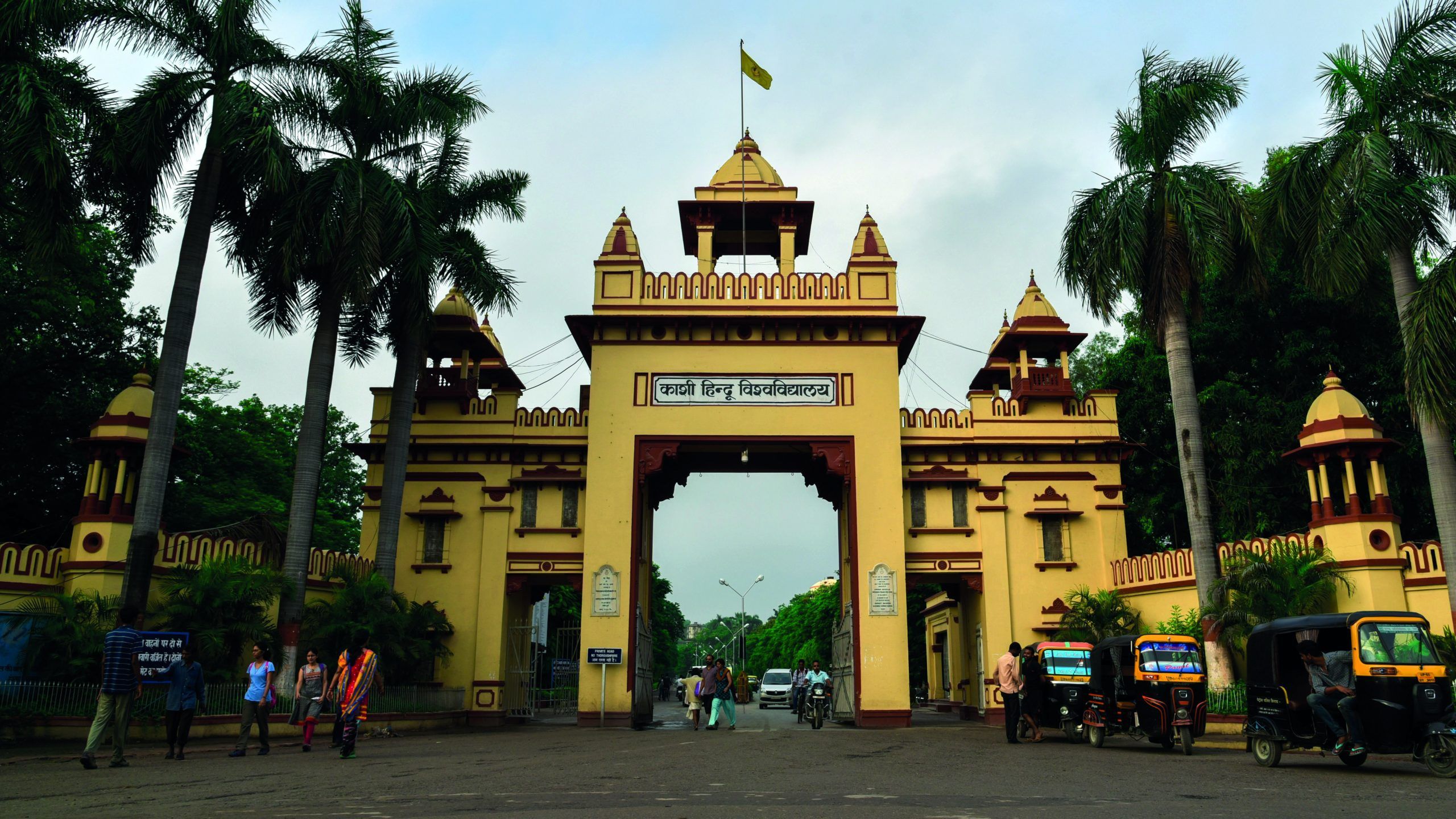2560x1440 Banaras Hindu University: Vision of an Extraordinary Man