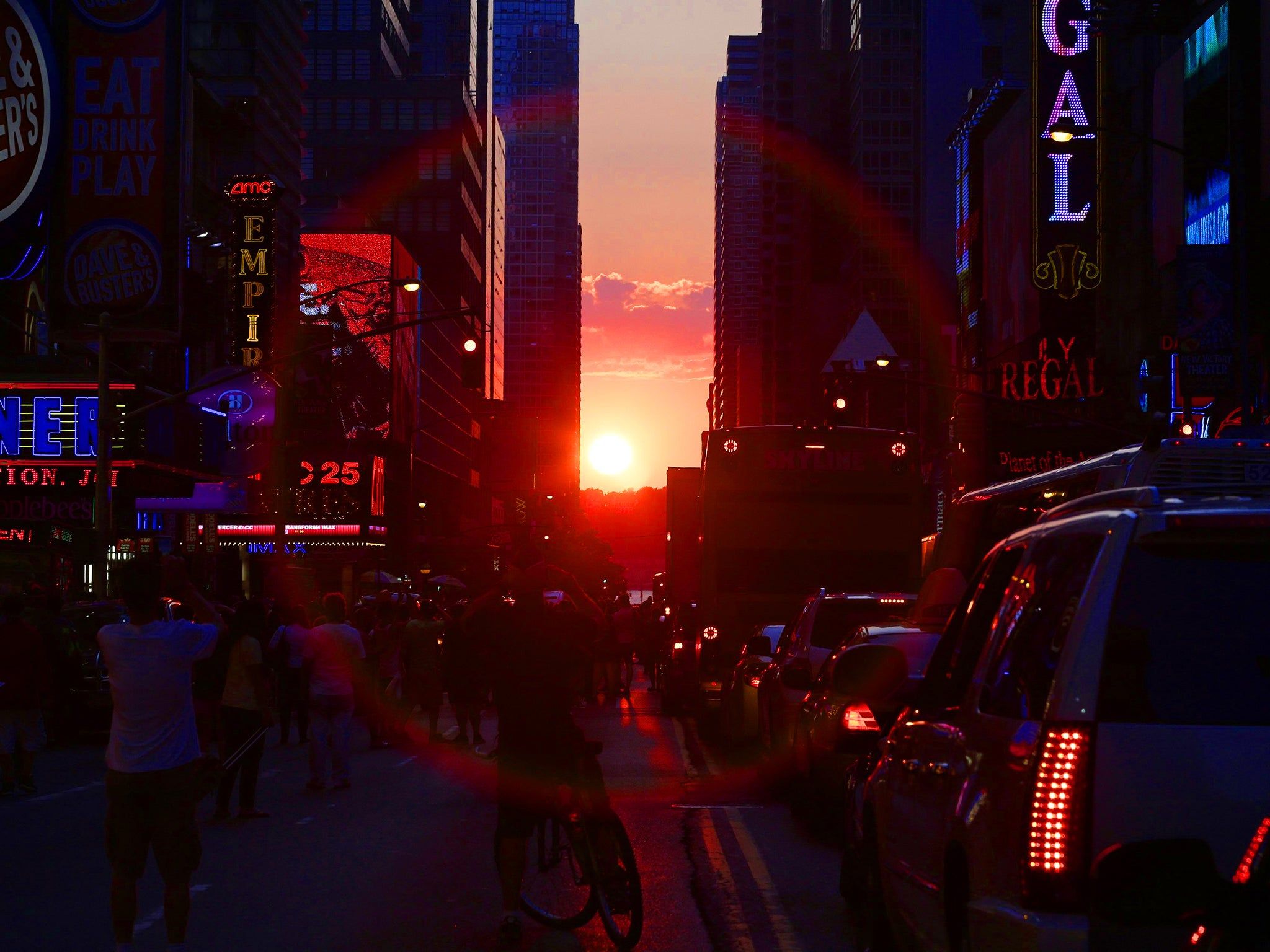 2048x1536 Manhattanhenge' phenomenon: Sun sets on New York's iconic skyline