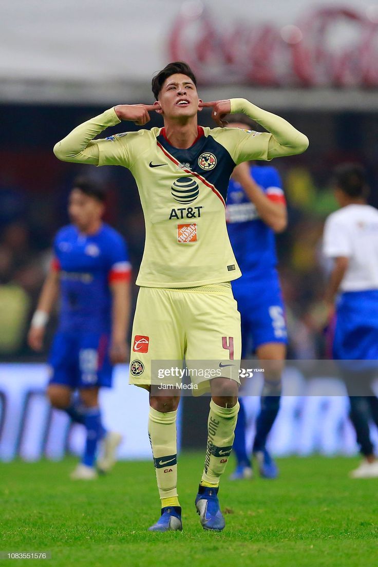 736x1104 Edson Alvarez of America celebrate the championship during the final