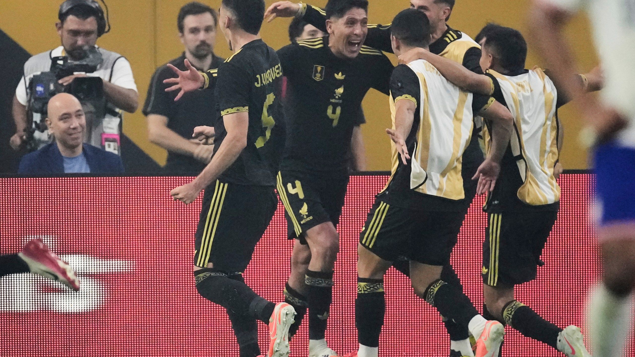 2560x1440 Edson Álvarez's Tiebreaking Goal Gives Mexico 2 1 Win Over US For 10th Gold Cup Title. NBC4 WCMH TV