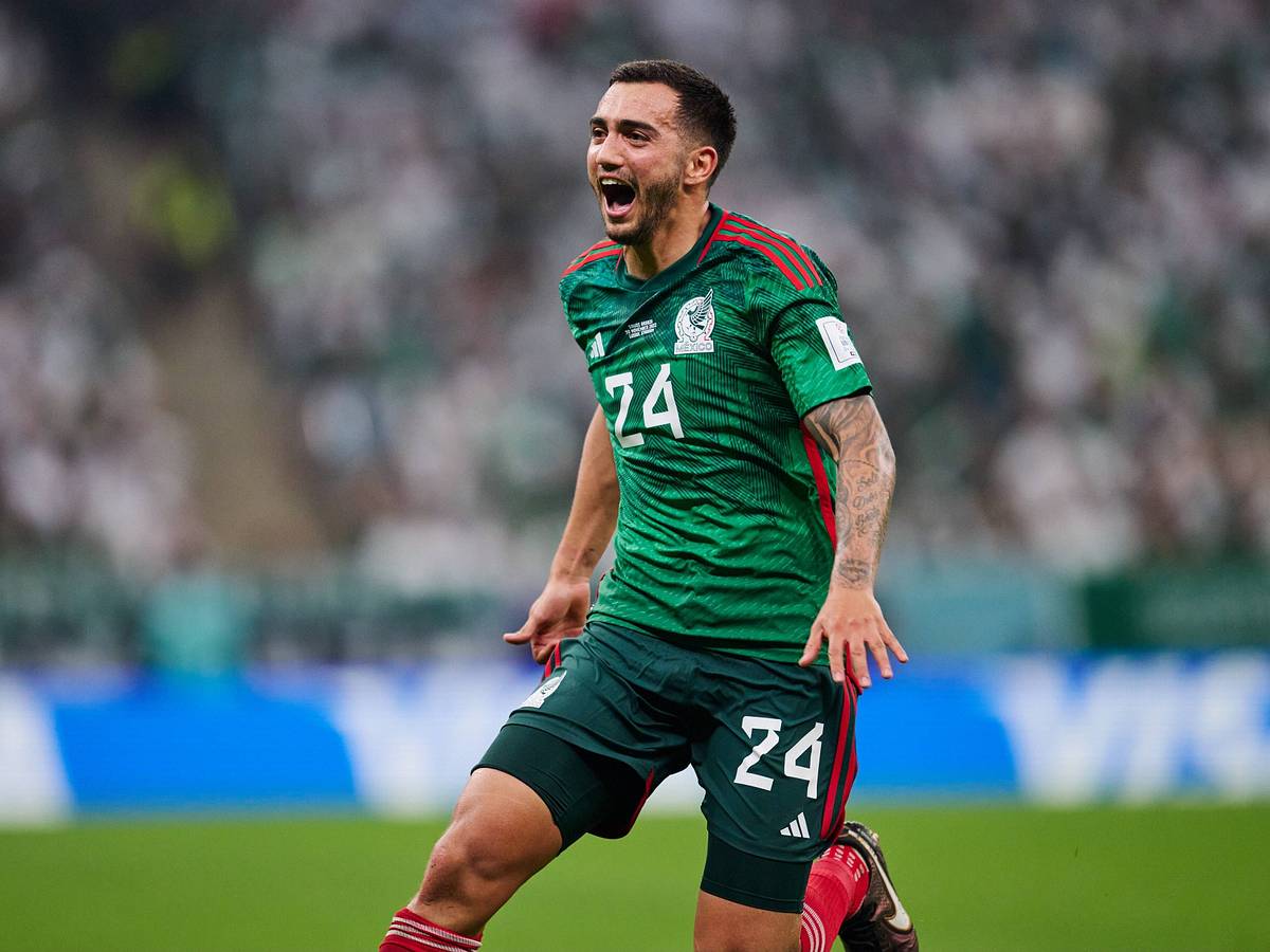 1200x900 Mexico National Team Player Suffers Serious Knee Injury