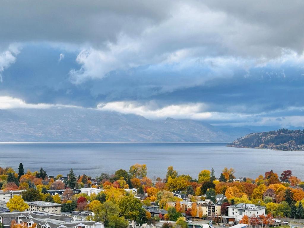 1024x768 Signature Iconic Lakeview Downtown 2 Bedroom Loft, Kelowna (updated Prices 2026)