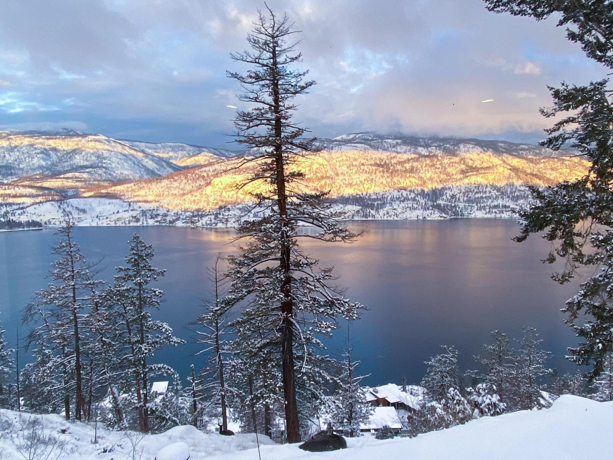 2000x1500 KELOWFORNIA LAKEVIEW RETREAT. KELOWNA, CANADA. SEASON DEALS FROM $113