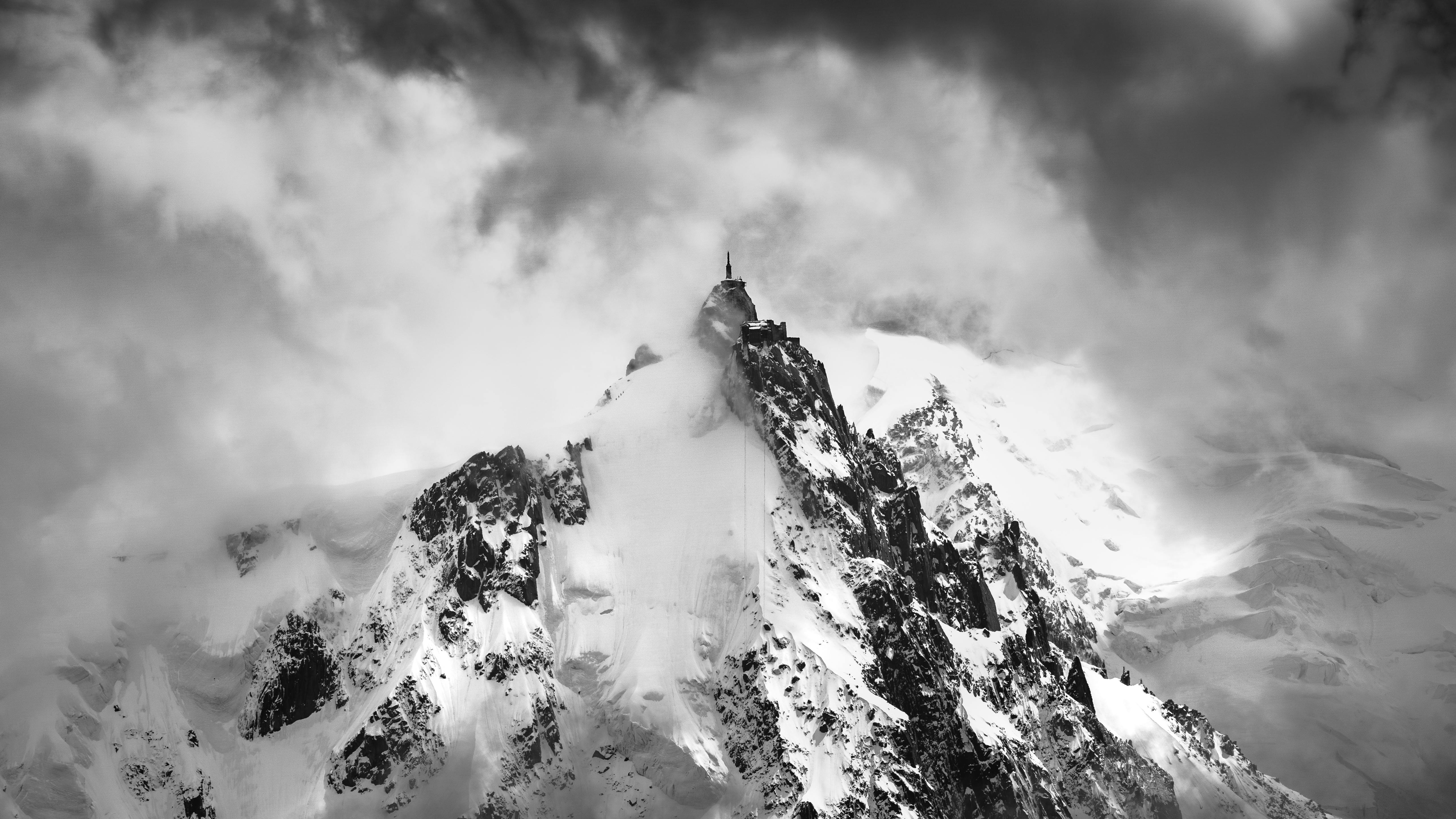 5129x2885 Black and white photograph of a snowy mountain · Free