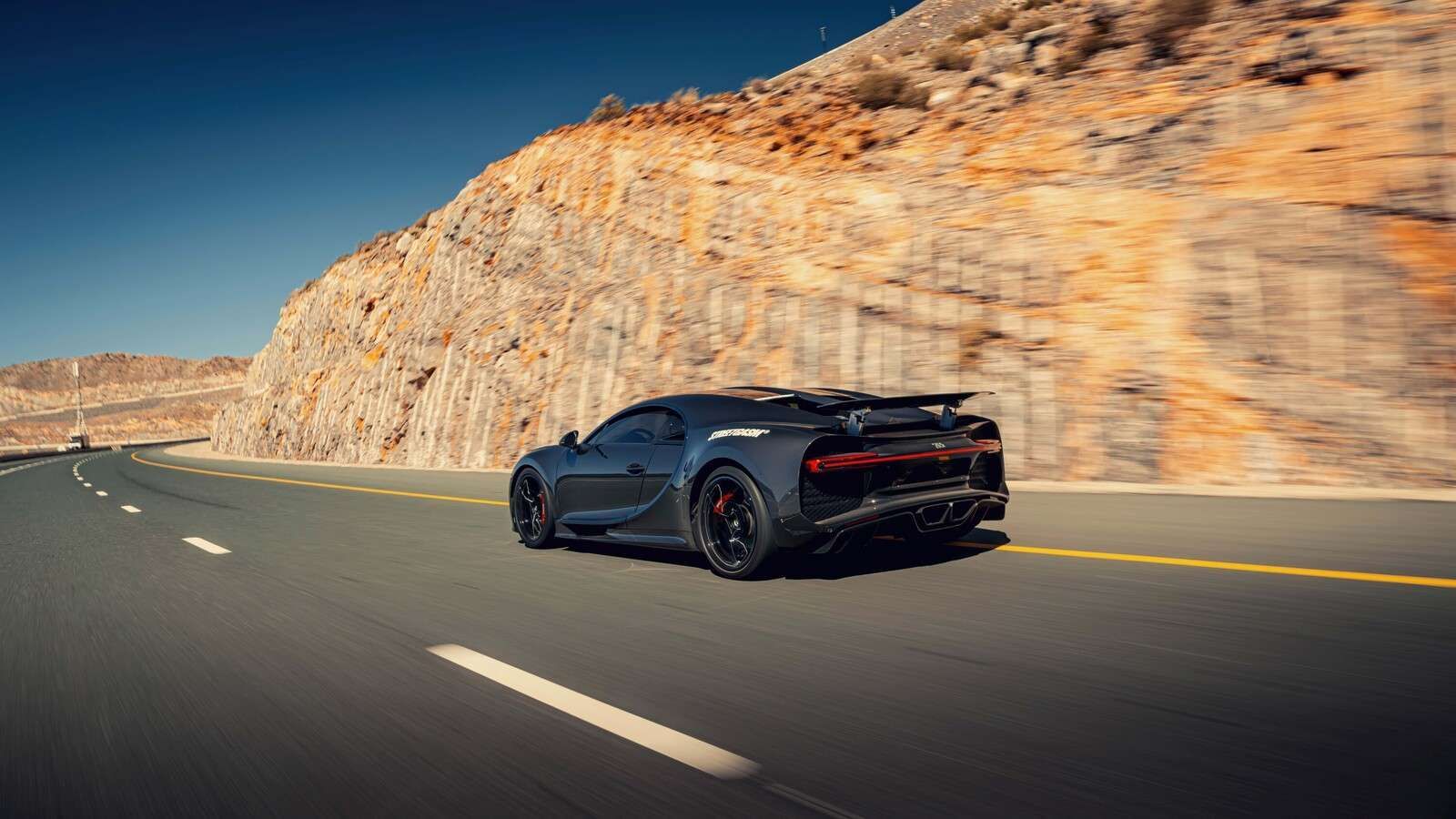 1600x900 Wallpaper Mural Chiron Pur Sport in action
