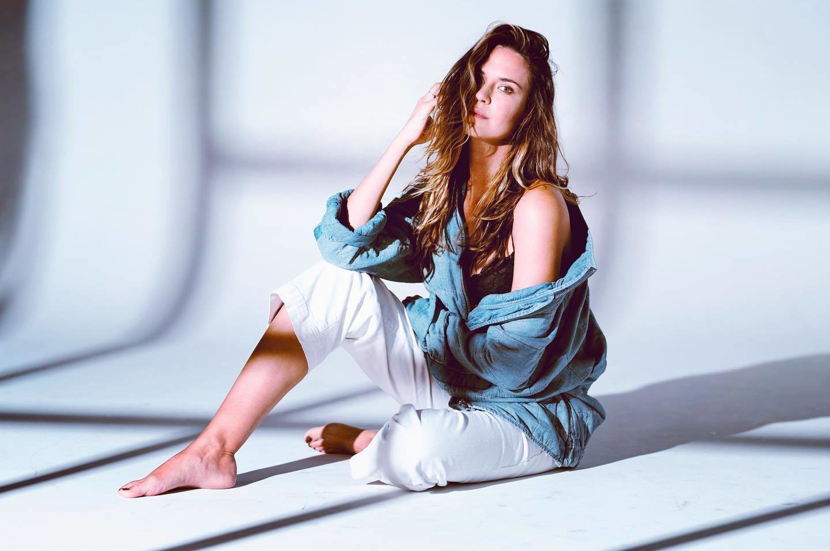 2879x1913 Wallpaper barefoot, actress, jacket, brown hair, beautiful, pants, Odette Annable, Odette Annable for mobile and desktop, section девушки, resolution 2879x1913