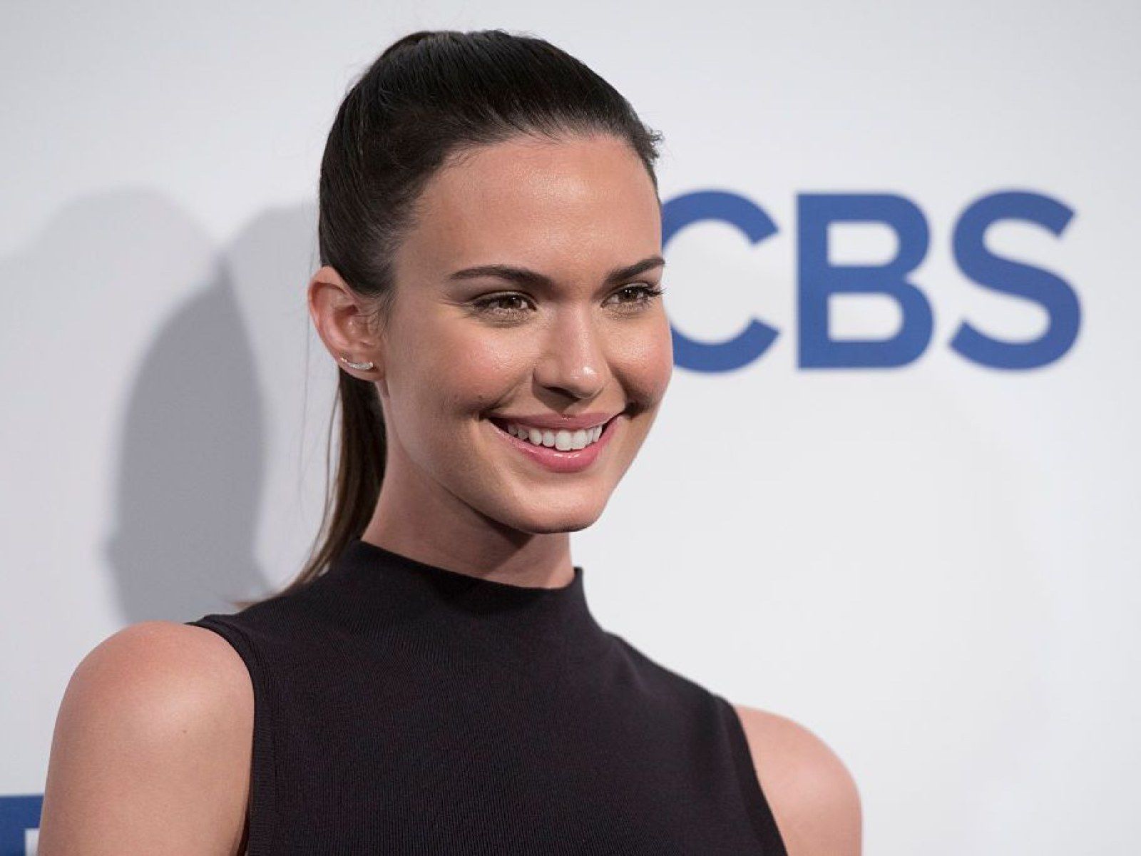 1600x1200 Supergirl' Season 3: Odette Annable On What Makes Reign A Unique Villain