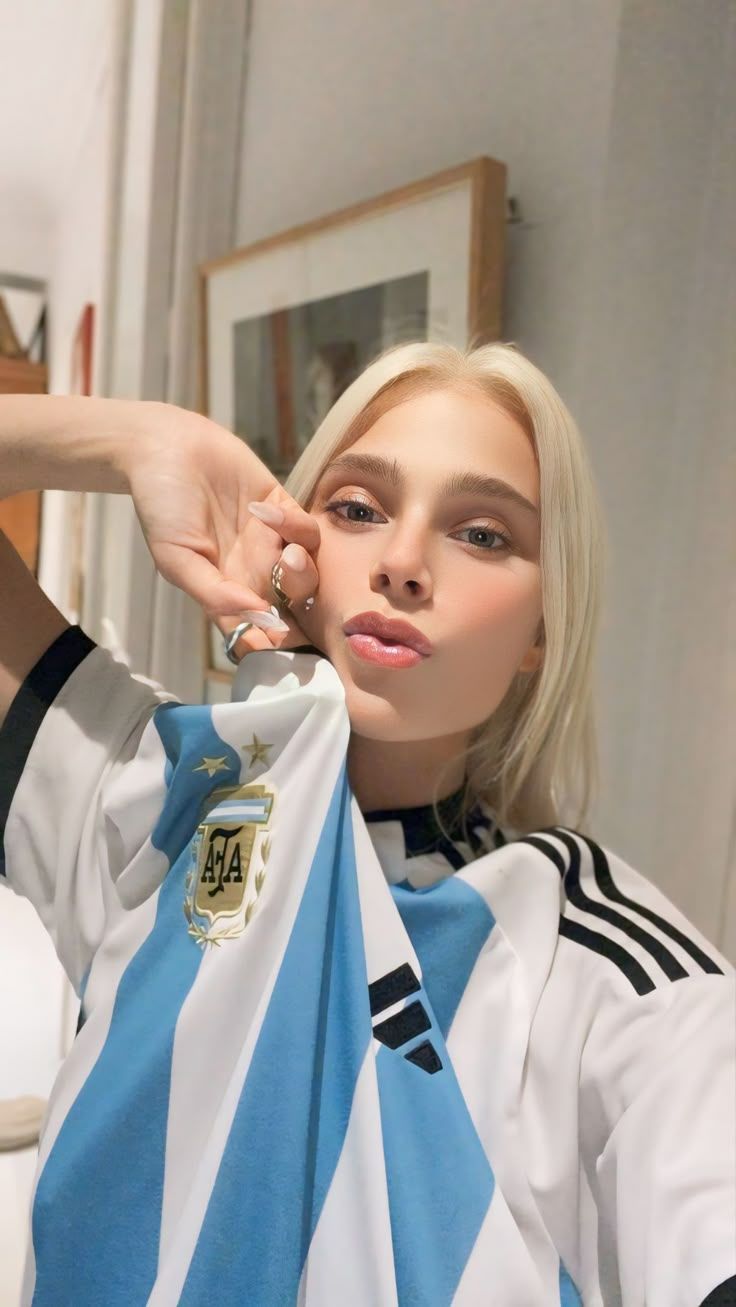 736x1307 Argentinas chicas. Valentina zenere outfits, Isadora élite, Ambar