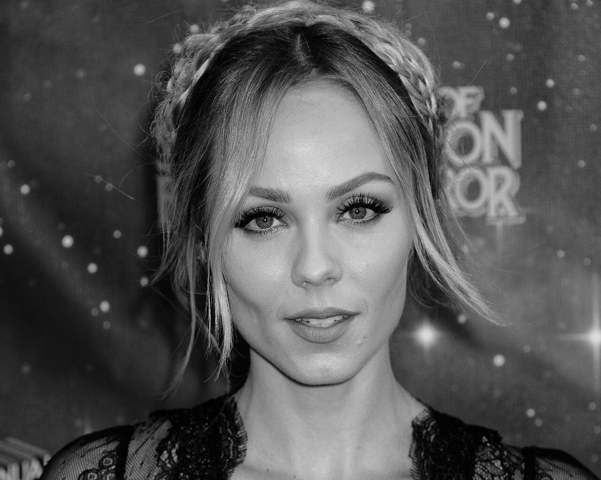 1200x960 LAURA VANDERVOORT 8x10 PHOTO *