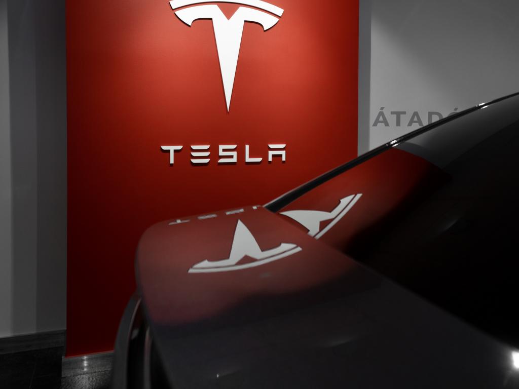 1024x768 Tesla Company Wallpaper