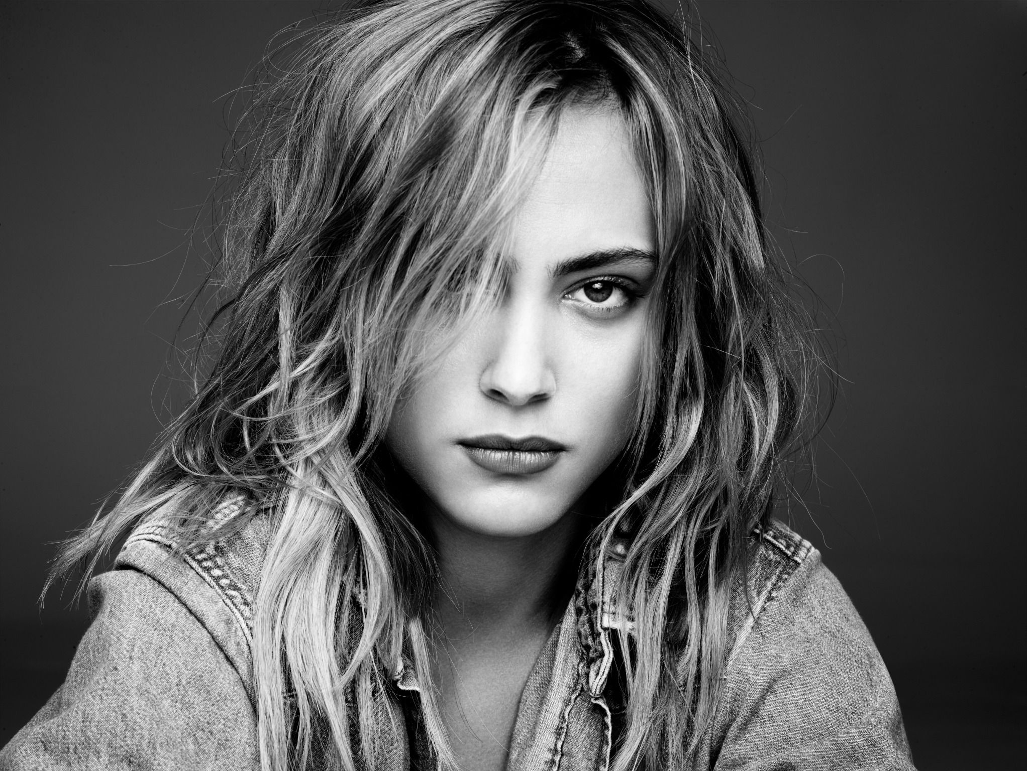 2044x1536 Nora Arnezeder