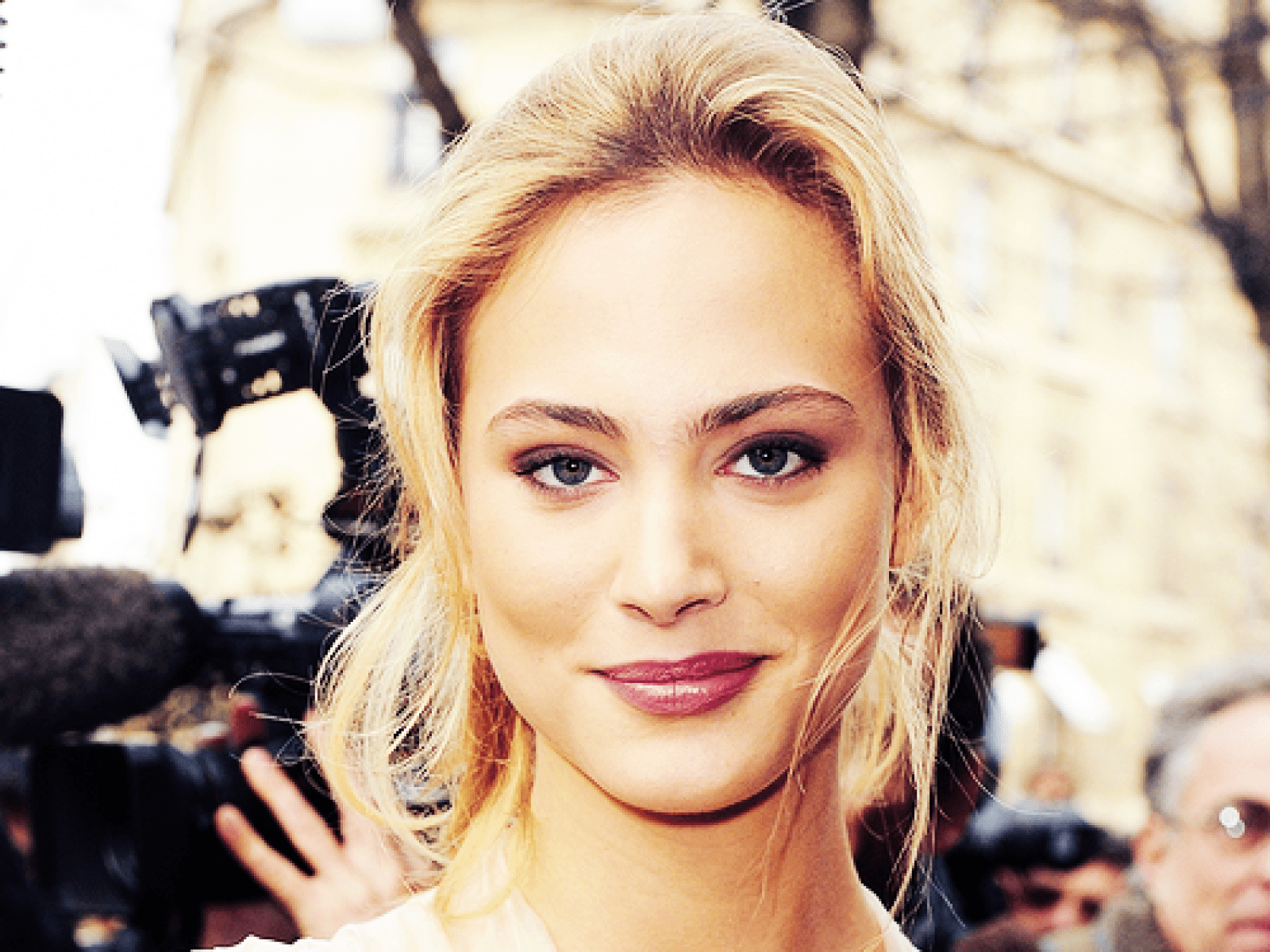 1600x1200 Who Is Nora Arnezeder? Orlando Bloom And Stunning Actress Go On Date [PHOTO]