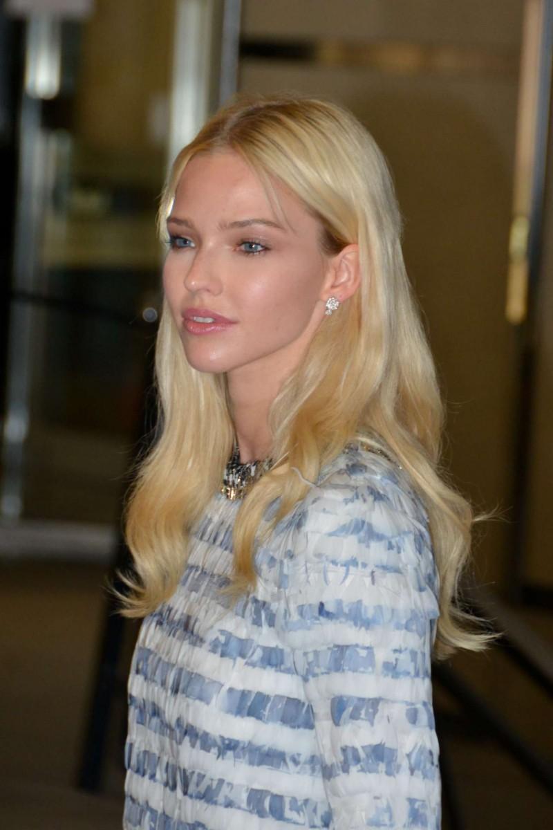 800x1200 Sasha Luss Wallpaper
