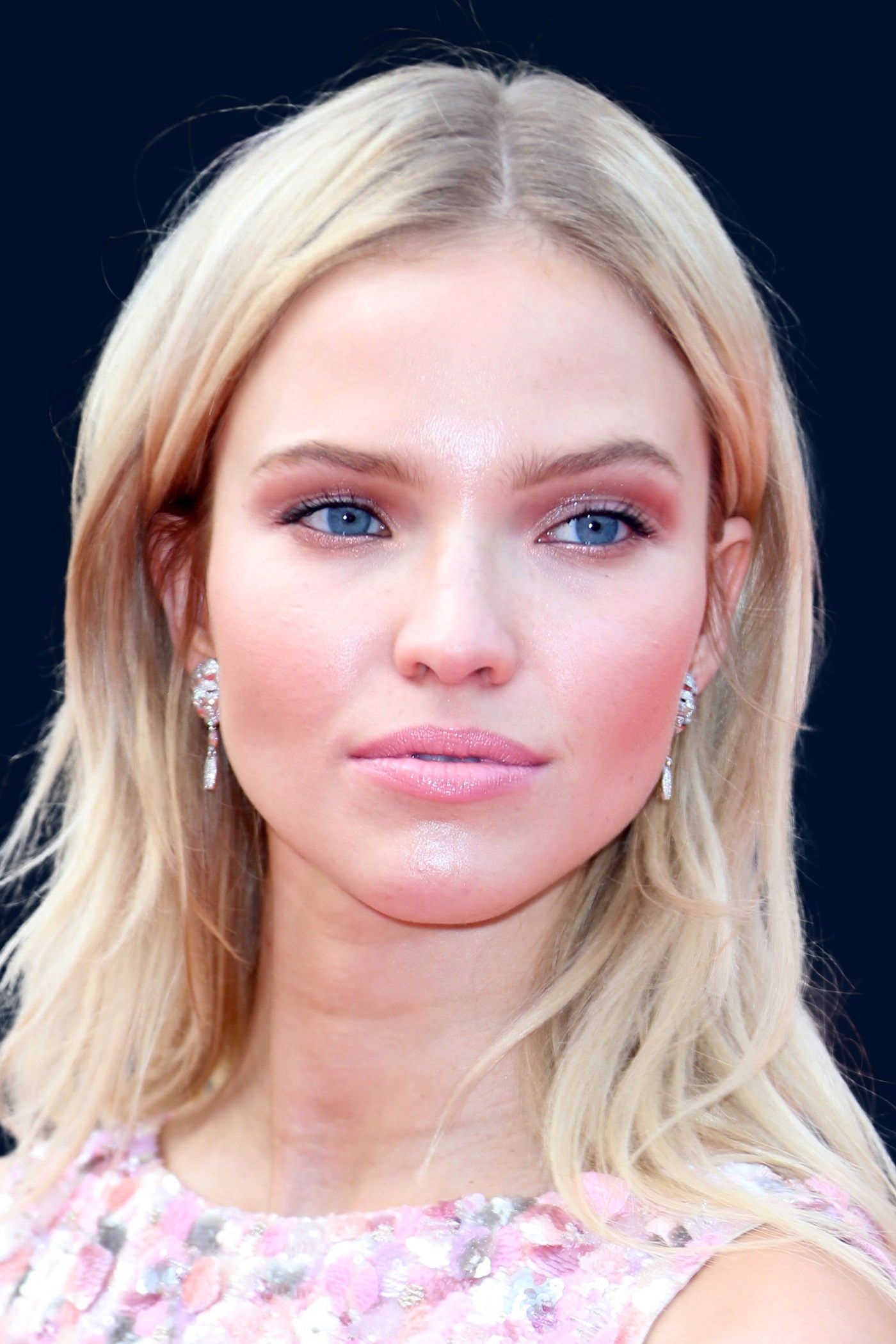 1400x2100 Sasha Luss Image