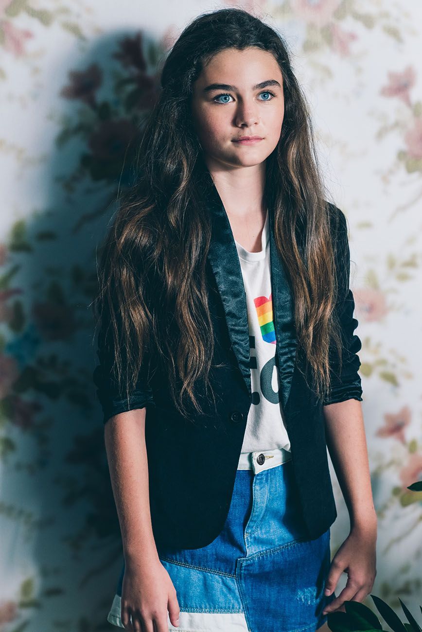 868x1300 Lola Flanery Wallpaper