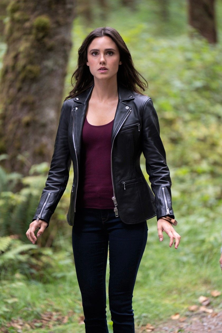 840x1260 Charmed (2018)