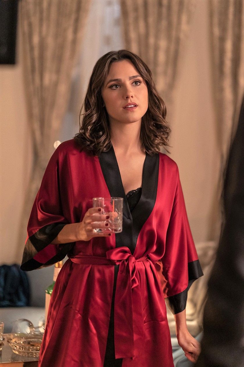 840x1260 Charmed (2018)