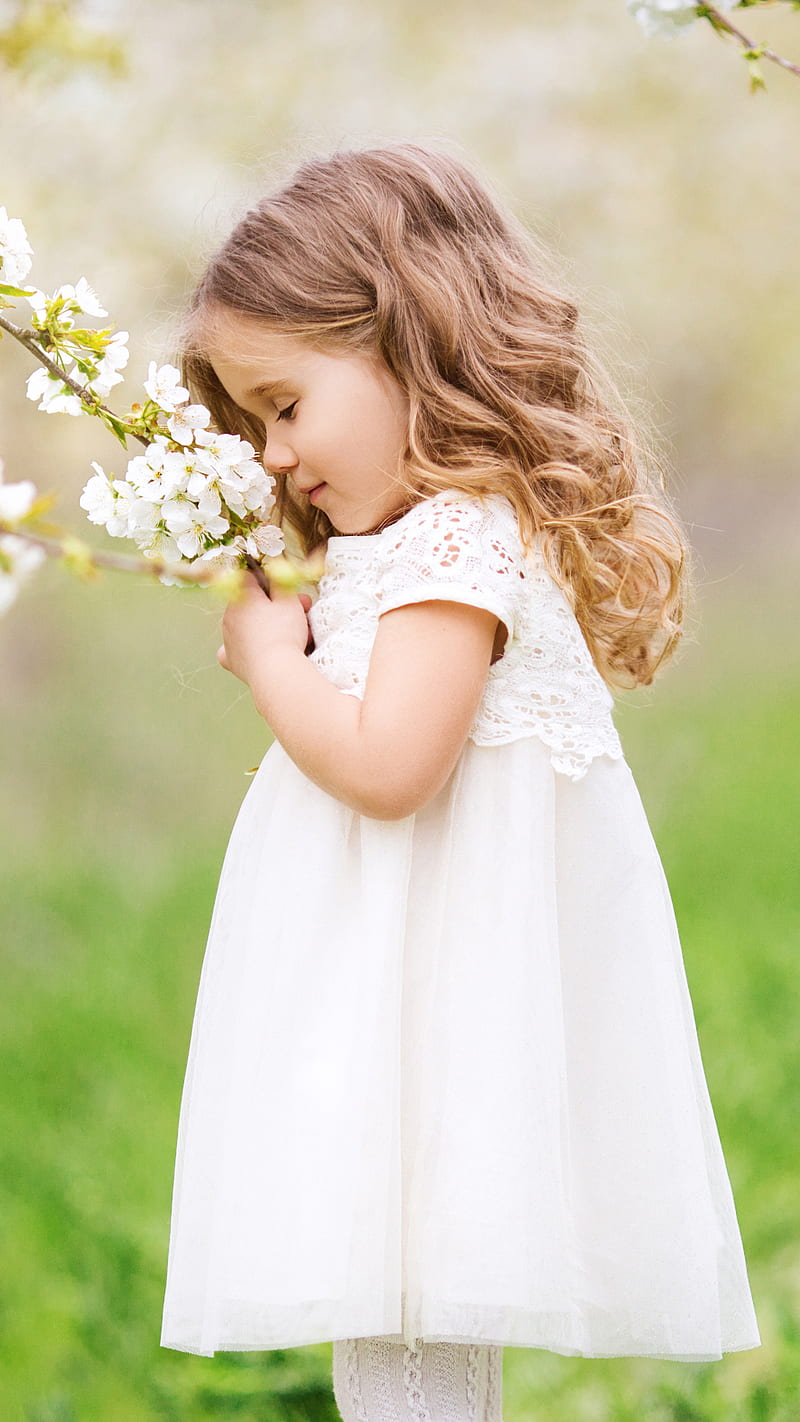 800x1422 Little cute girl, little girl, smelling, flowers, lockscreen, HD phone wallpaper