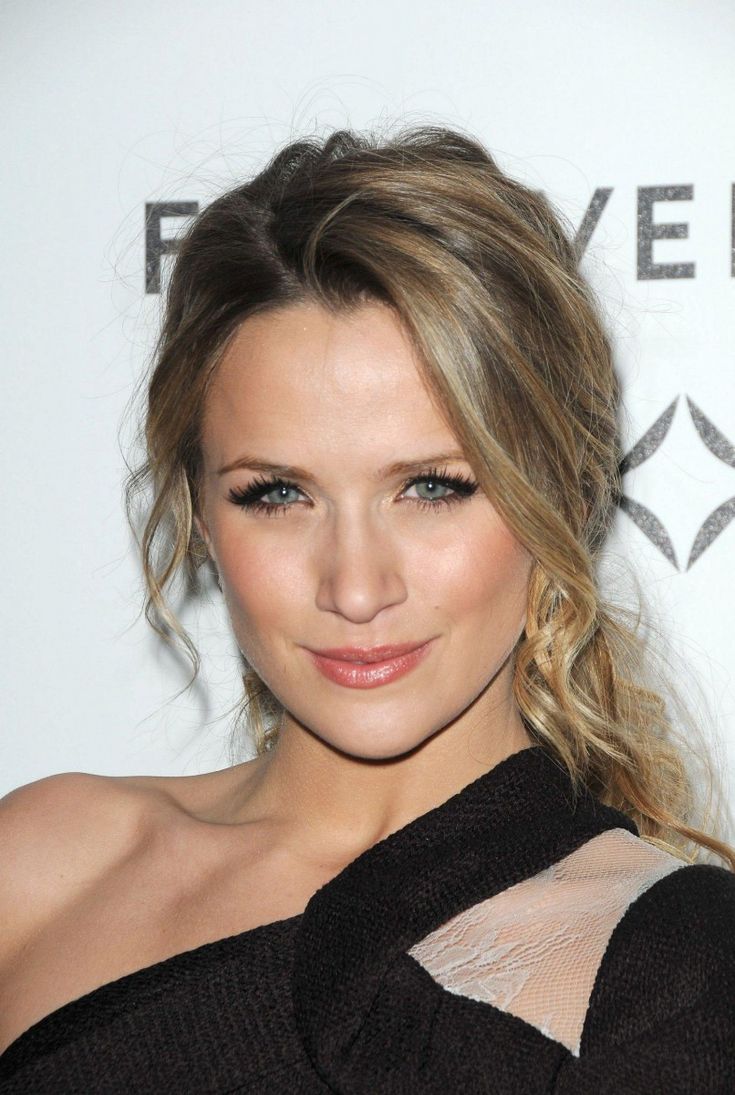 735x1095 Shantel Van Santen photo