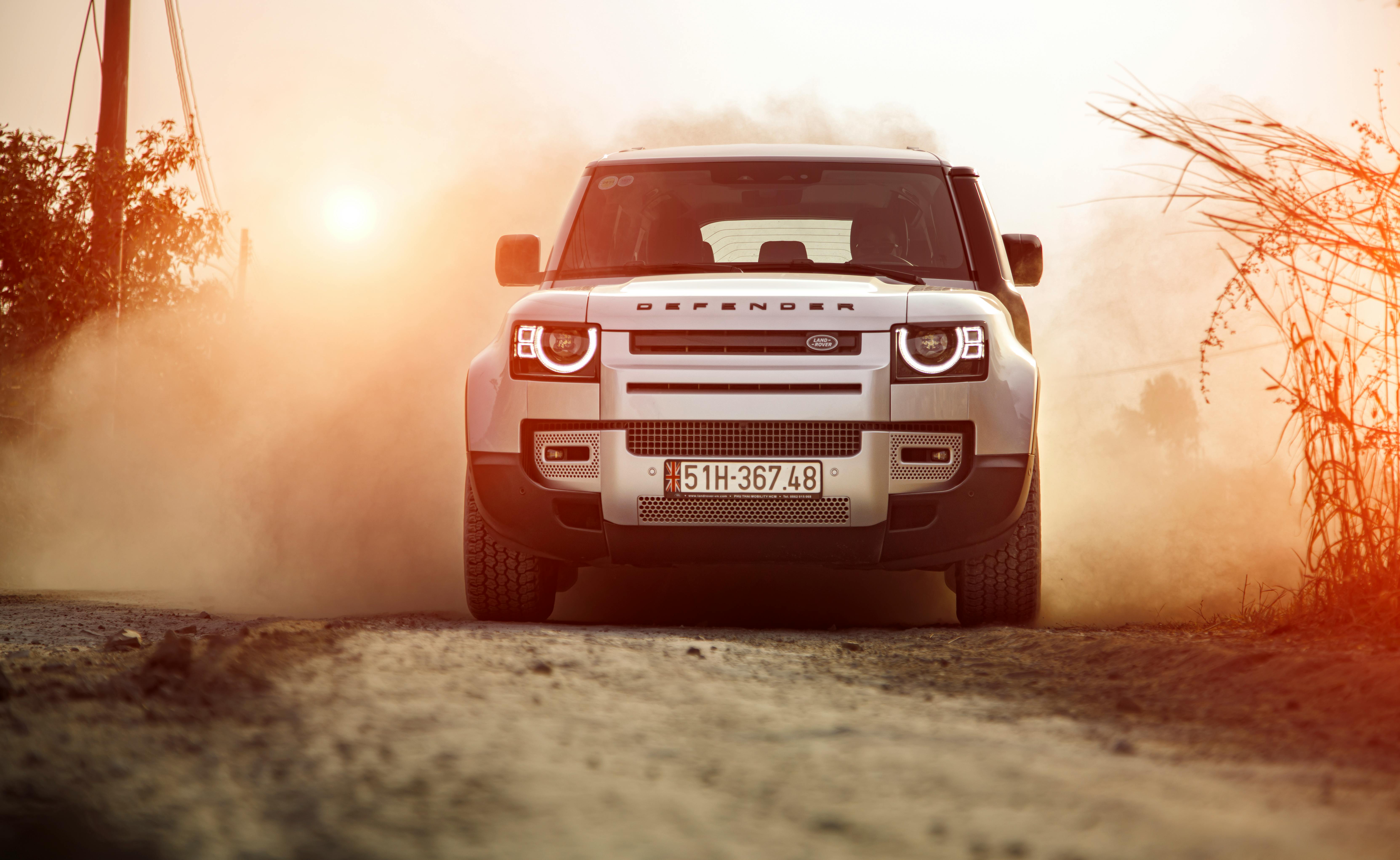 6652x4086 A White Land Rover Defender on Dirt Road · Free
