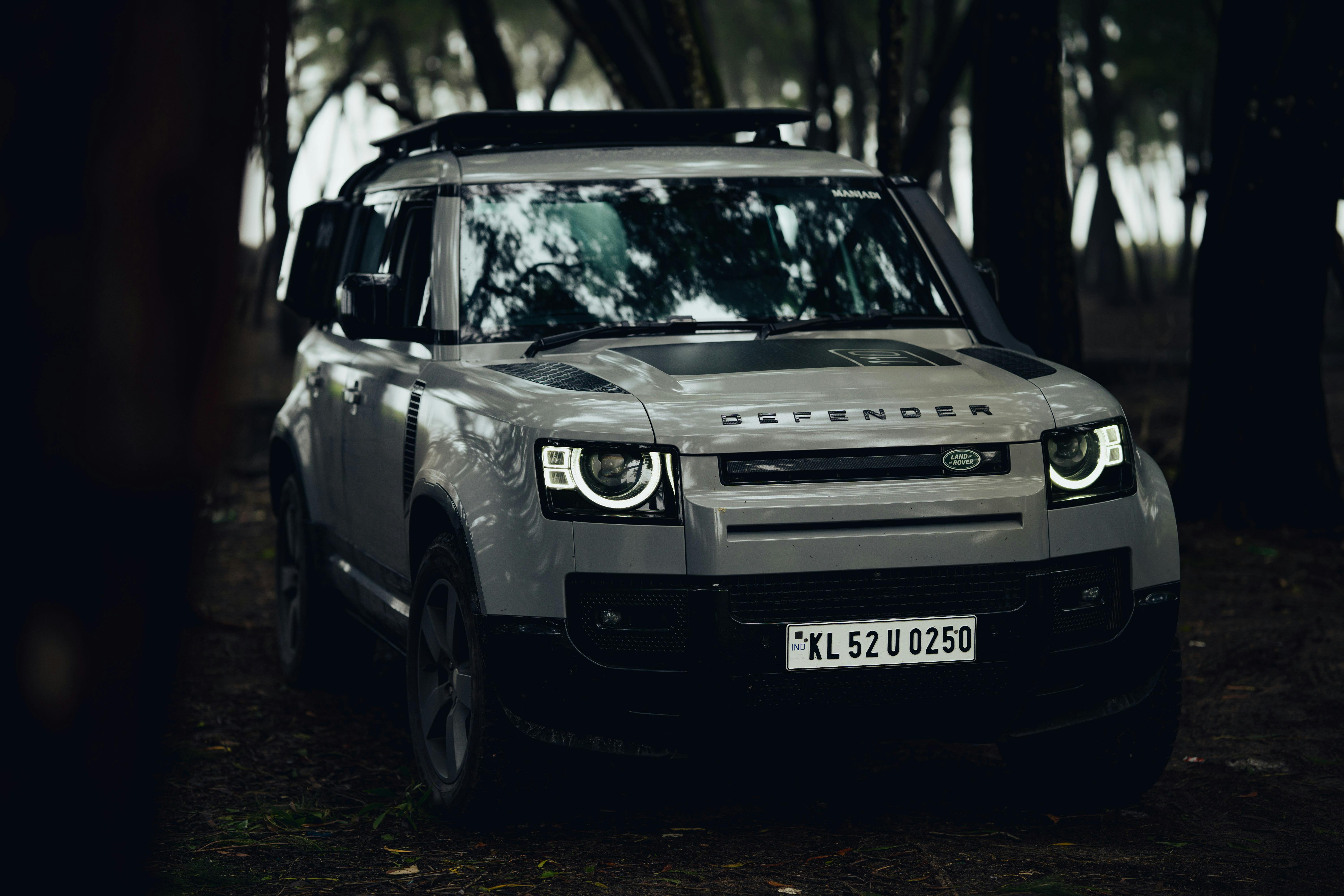 6000x4000 A White Land Rover Defender on Dirt Road · Free