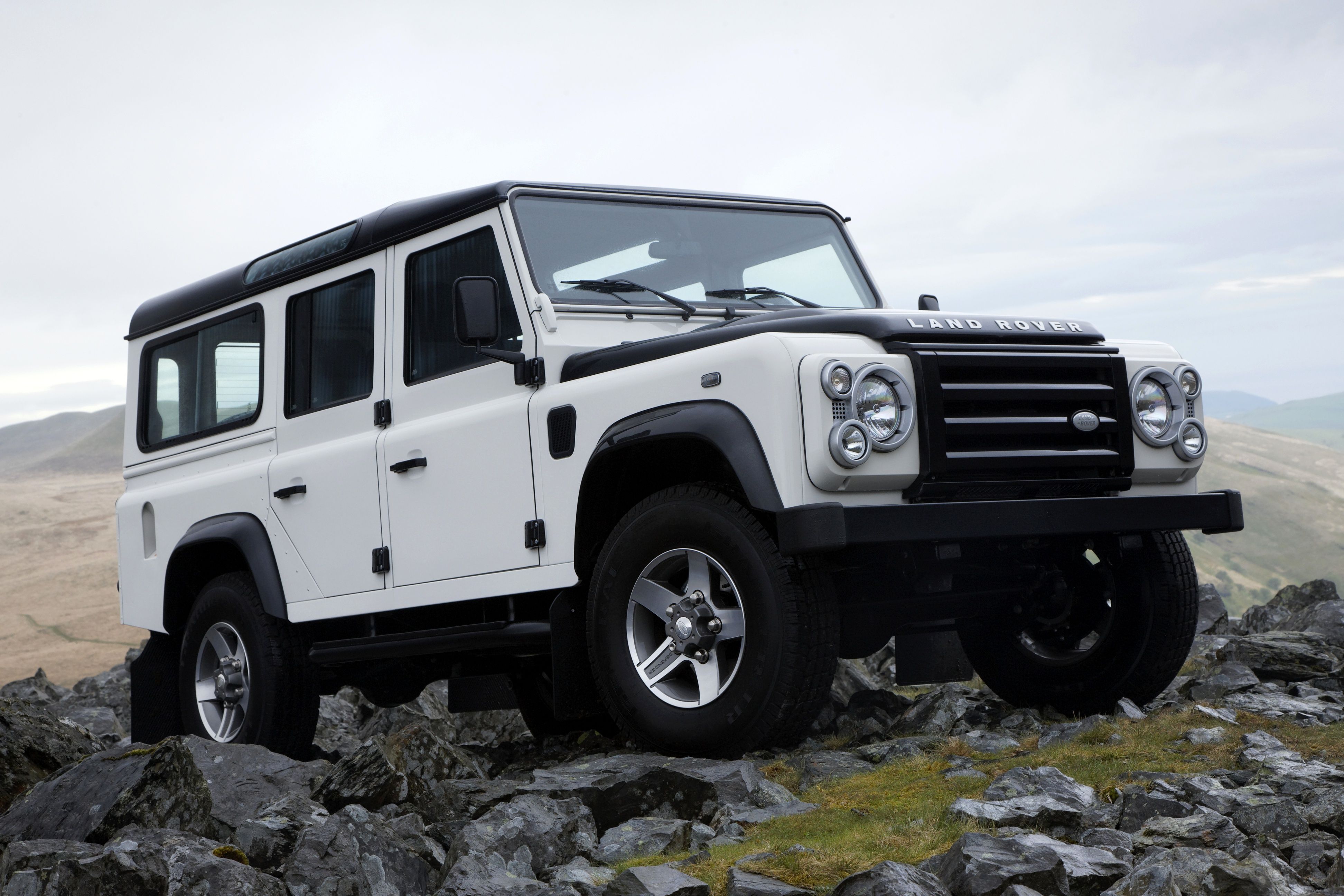 3888x2592 4K Ultra HD White Land Rover Defender SUV
