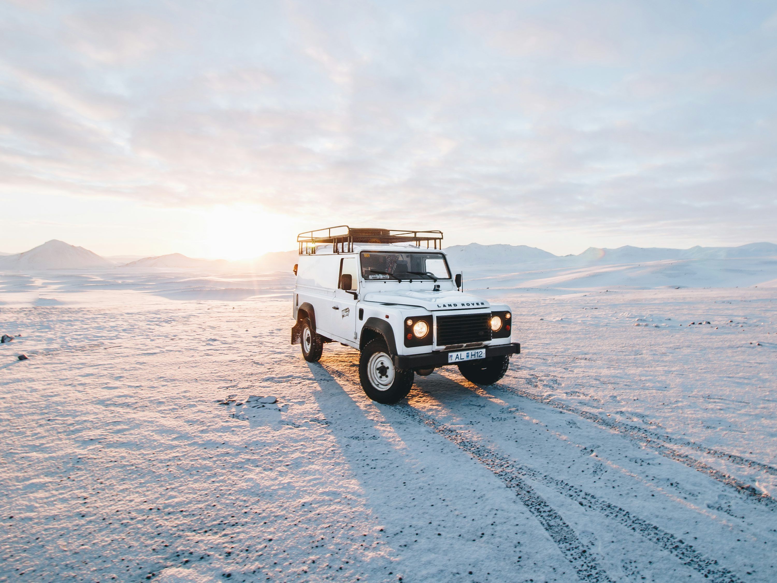 3000x2250 White Land Rover photo