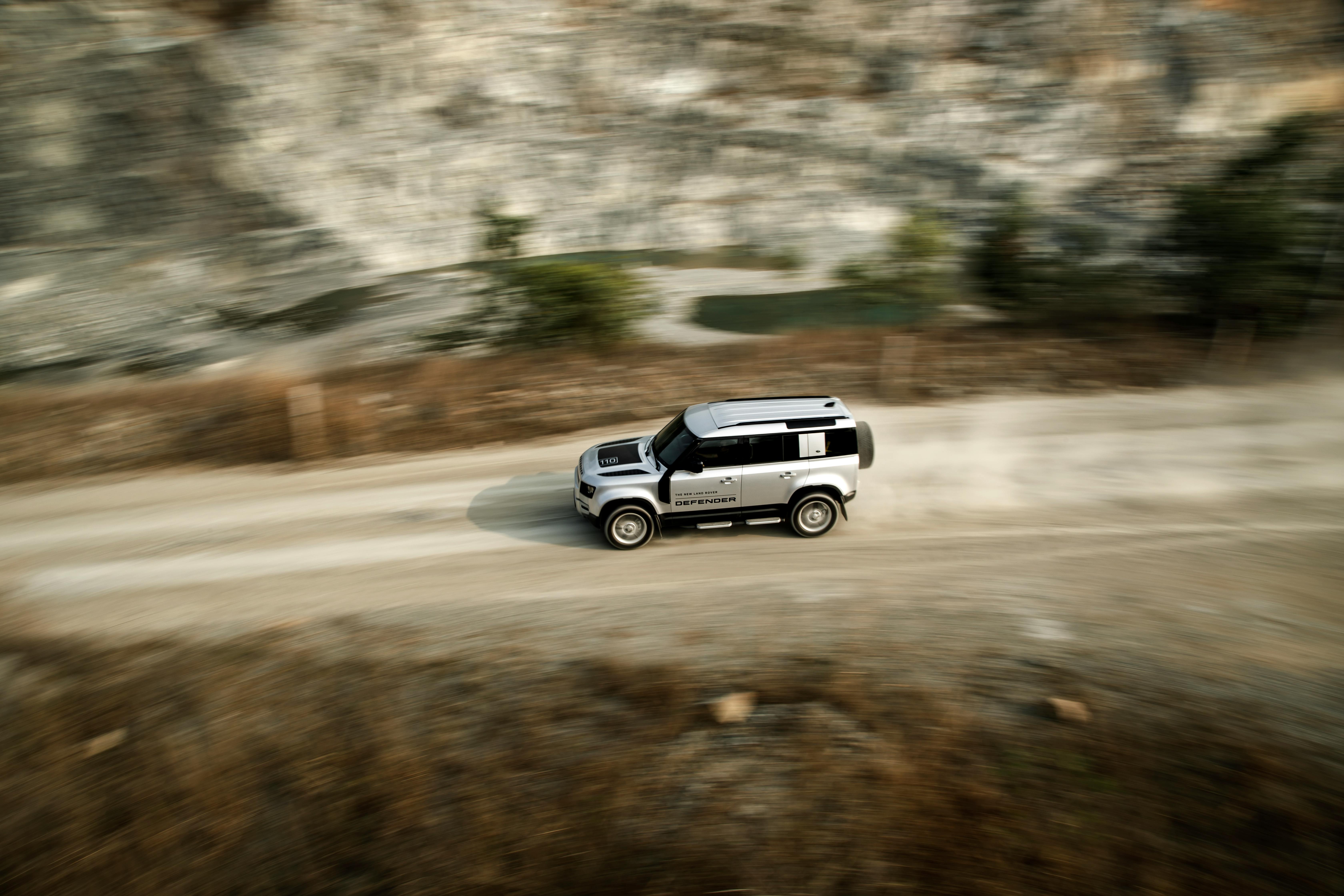 6720x4480 A White Land Rover Defender on Dirt Road · Free