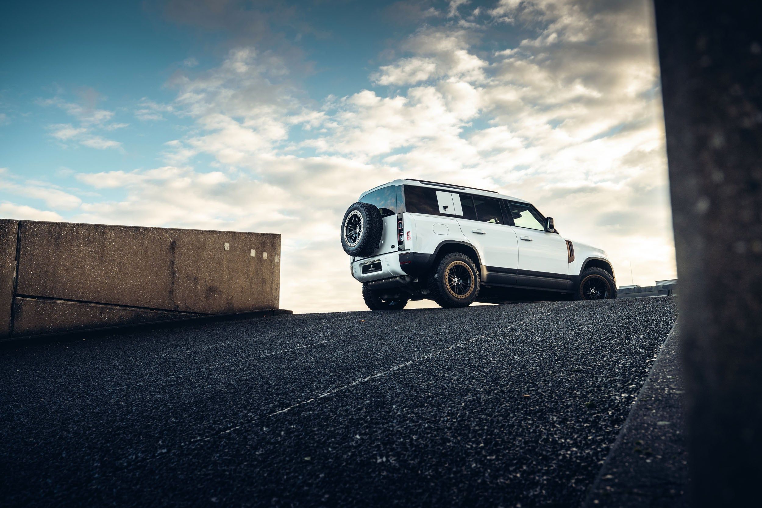 2500x1667 Defender 110 P400e white